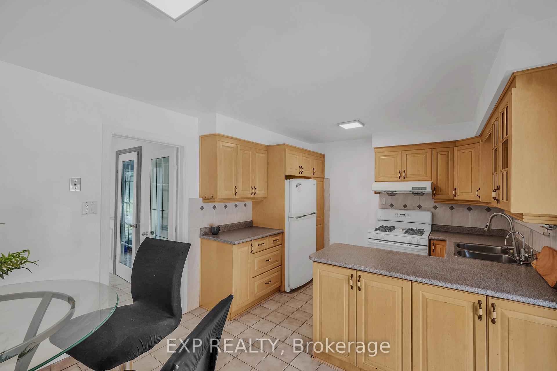 Photo 10 of 7201 Sigsbee Drive, Mississauga, Malton — HOMEH