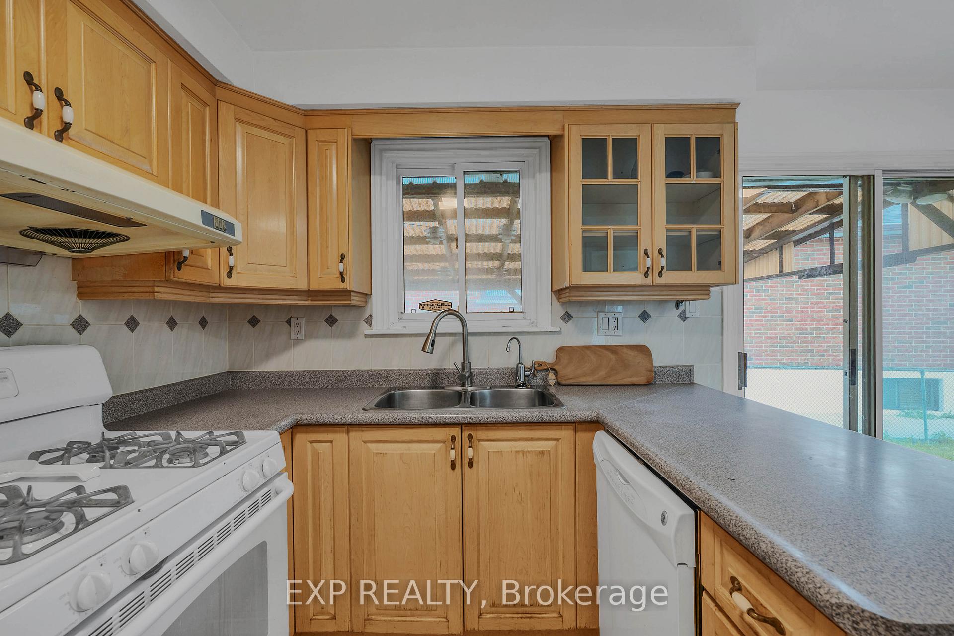 Photo 12 of 7201 Sigsbee Drive, Mississauga, Malton — HOMEH