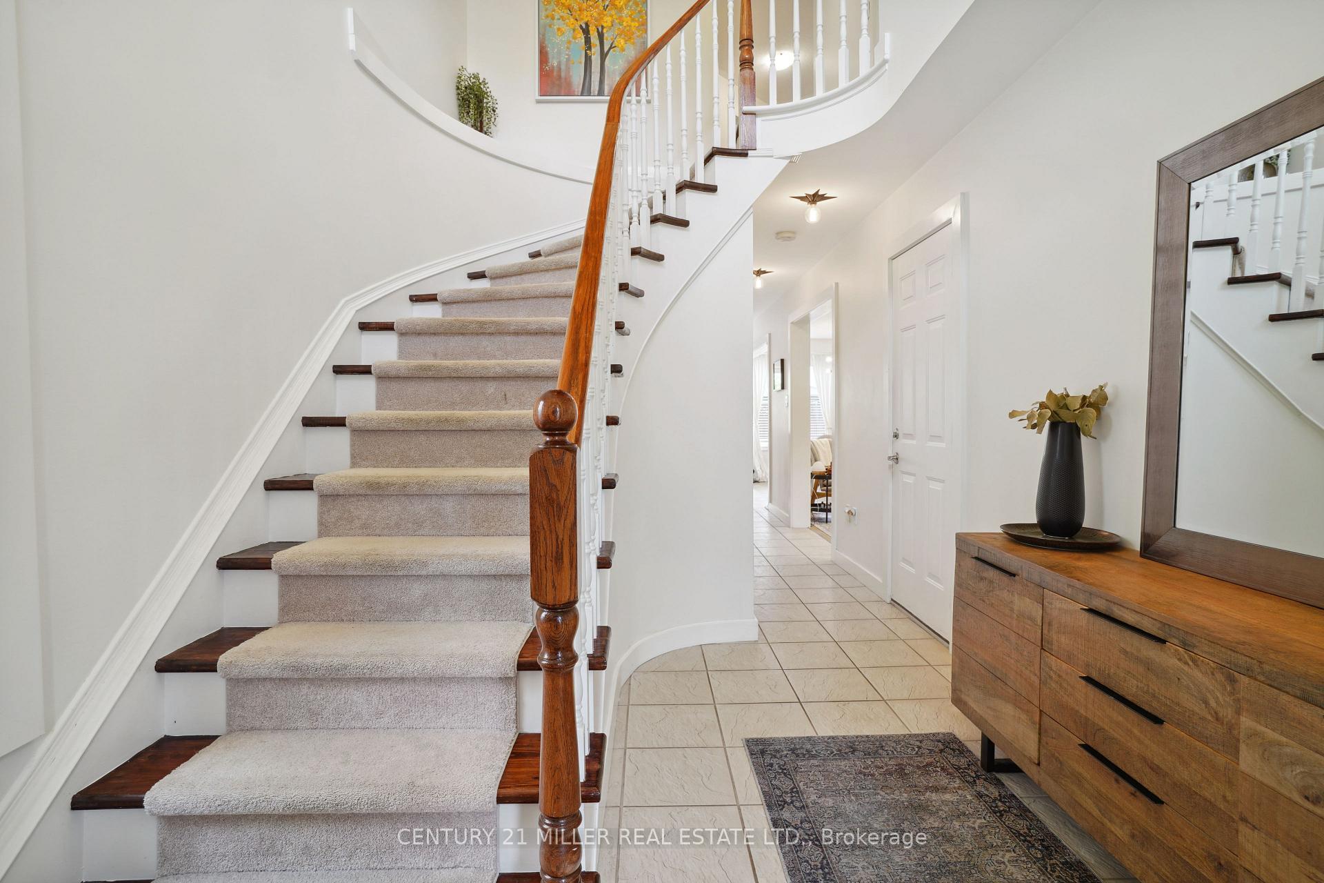 Photo 3 of 1383 Tobyn Drive, Burlington, Tansley — HOMEH