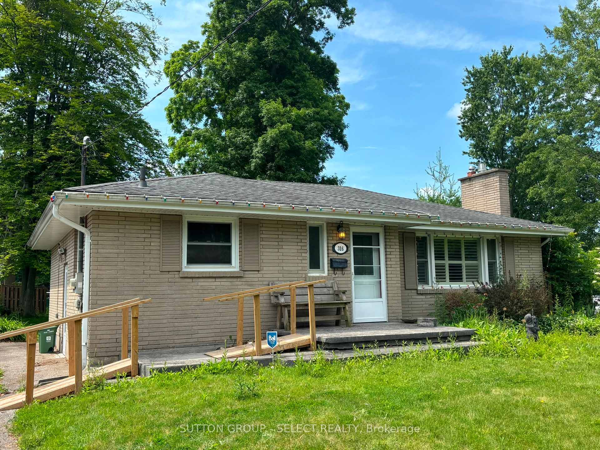 Front of 316 Ridgewood Crescent