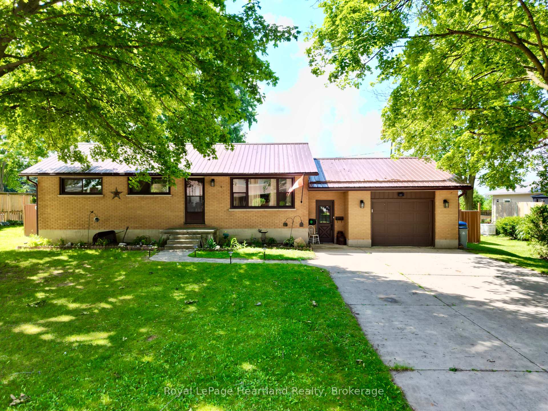 Photo 2 of 23 York Crescent, Bluewater, Hensall — HOMEH