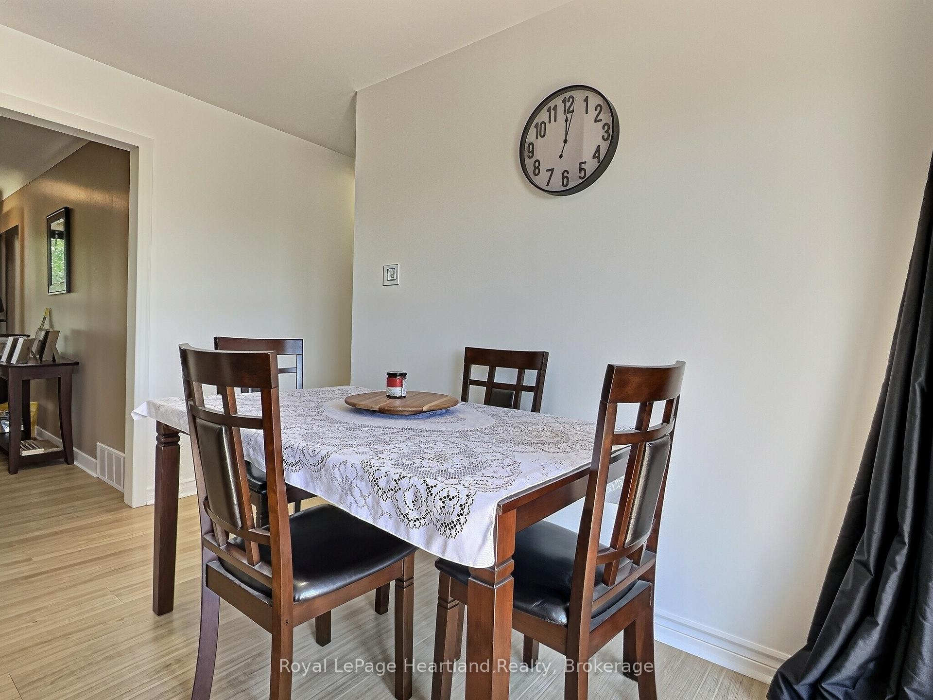 Photo 11 of 23 York Crescent, Bluewater, Hensall — HOMEH