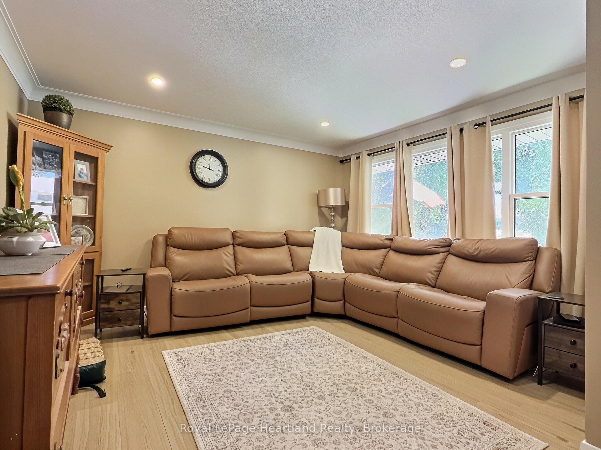 Photo 13 of 23 York Crescent, Bluewater, Hensall — HOMEH