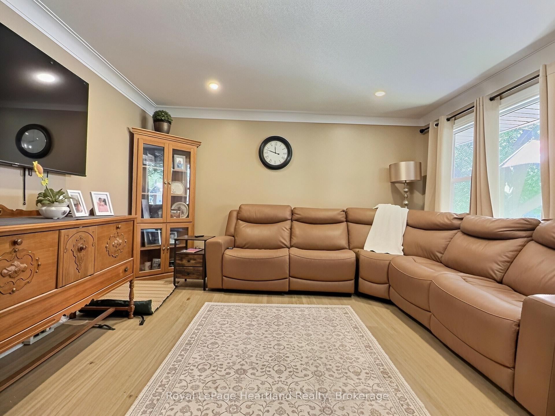 Photo 14 of 23 York Crescent, Bluewater, Hensall — HOMEH