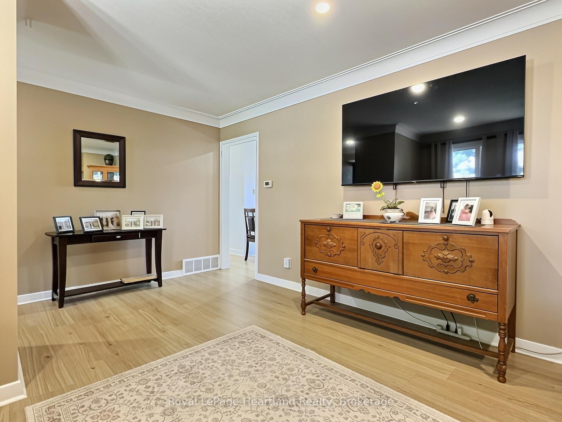 Photo 15 of 23 York Crescent, Bluewater, Hensall — HOMEH