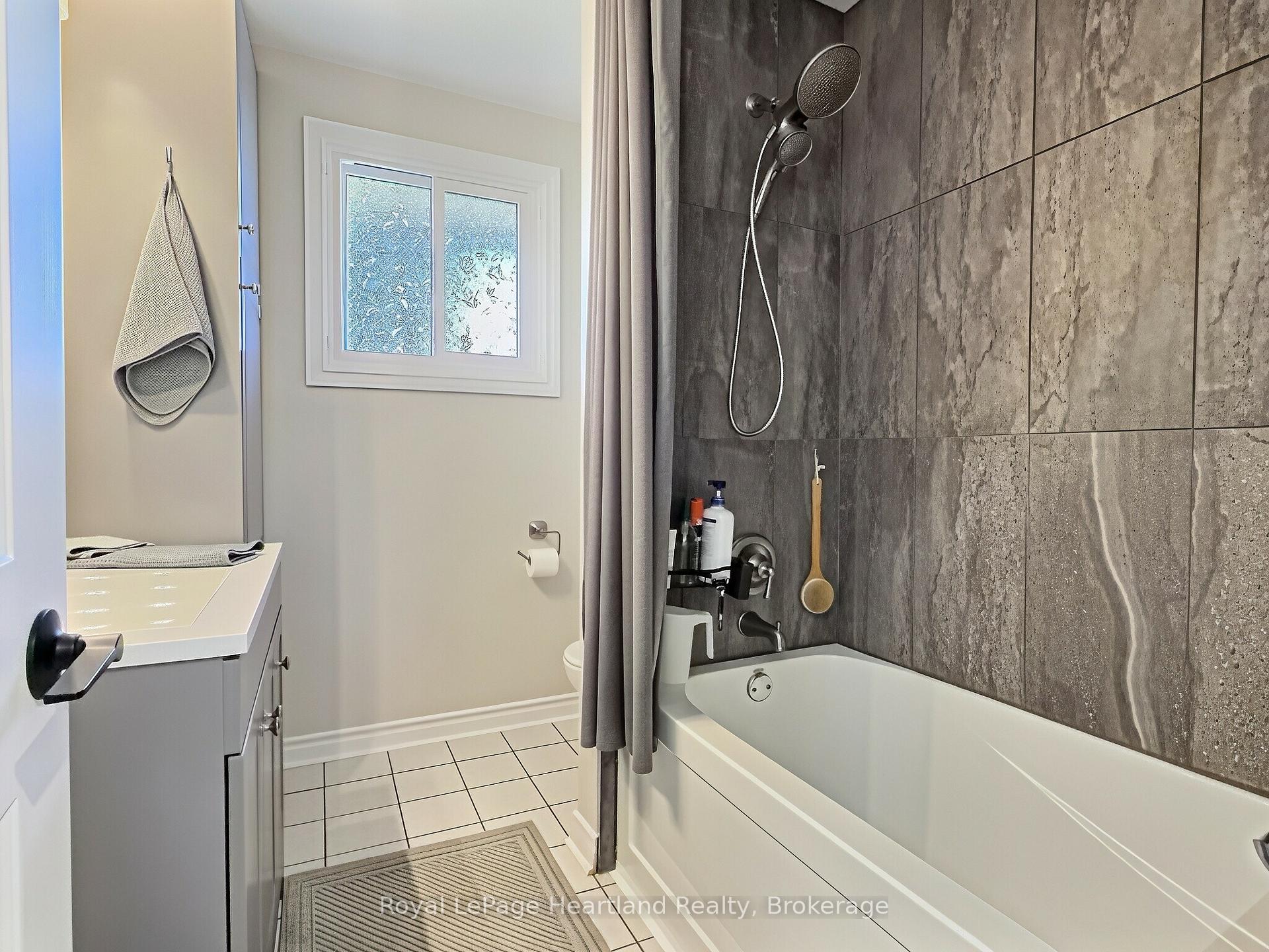 Photo 19 of 23 York Crescent, Bluewater, Hensall — HOMEH