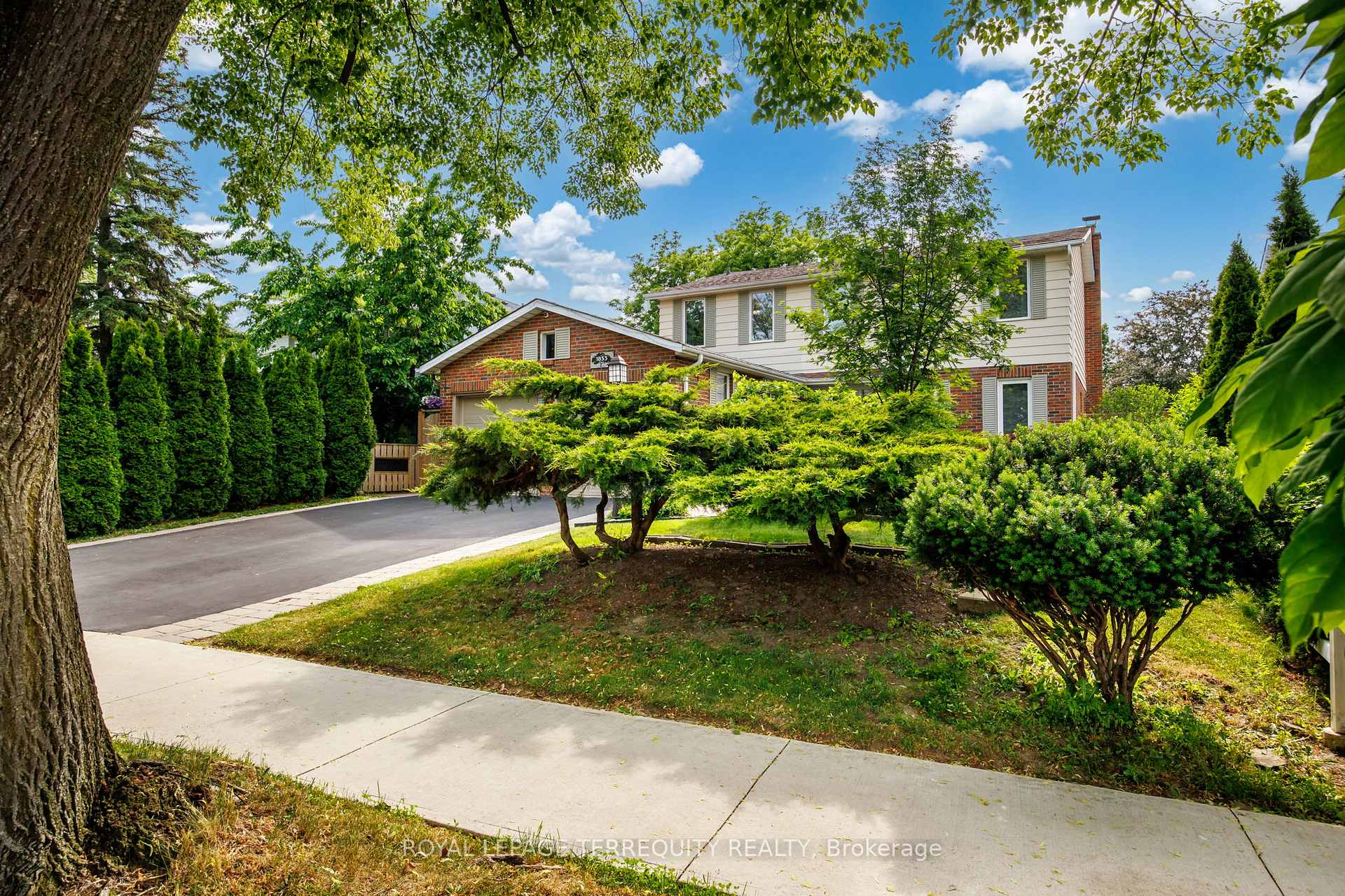 Photo 2 of 1853 Briarcrook Crescent, Mississauga, Applewood — HOMEH