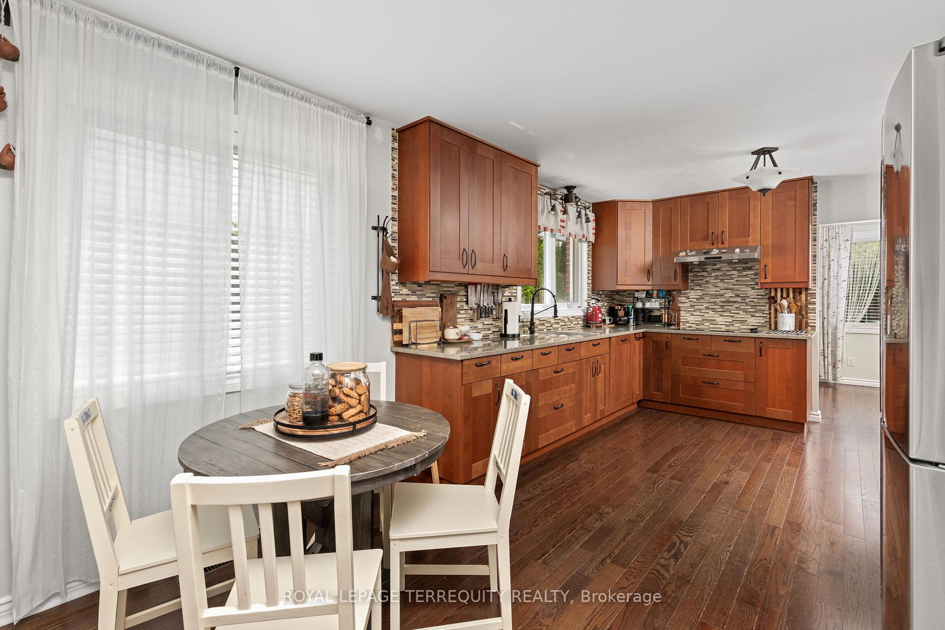 Photo 9 of 1853 Briarcrook Crescent, Mississauga, Applewood — HOMEH