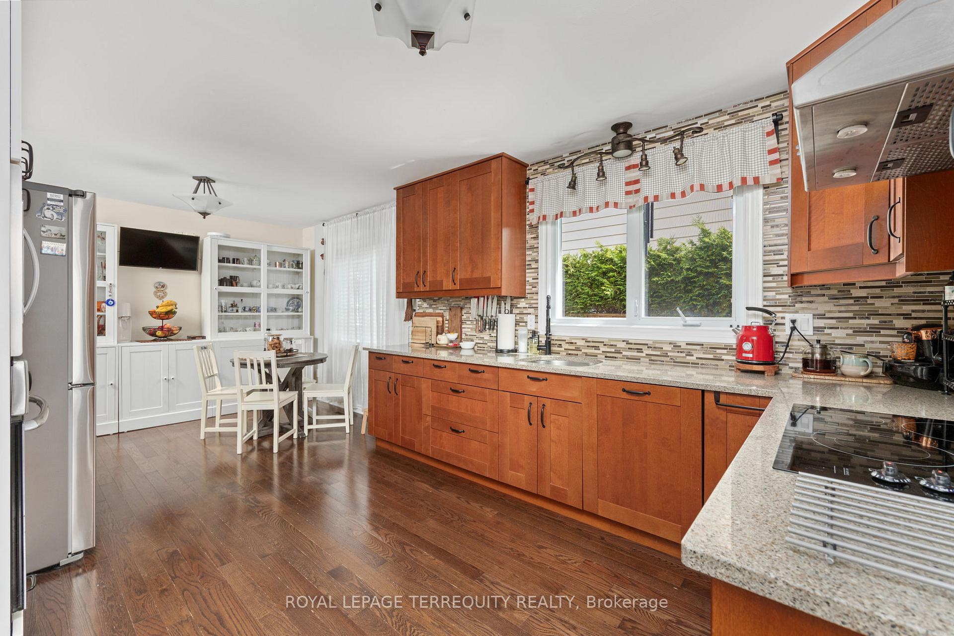 Photo 10 of 1853 Briarcrook Crescent, Mississauga, Applewood — HOMEH