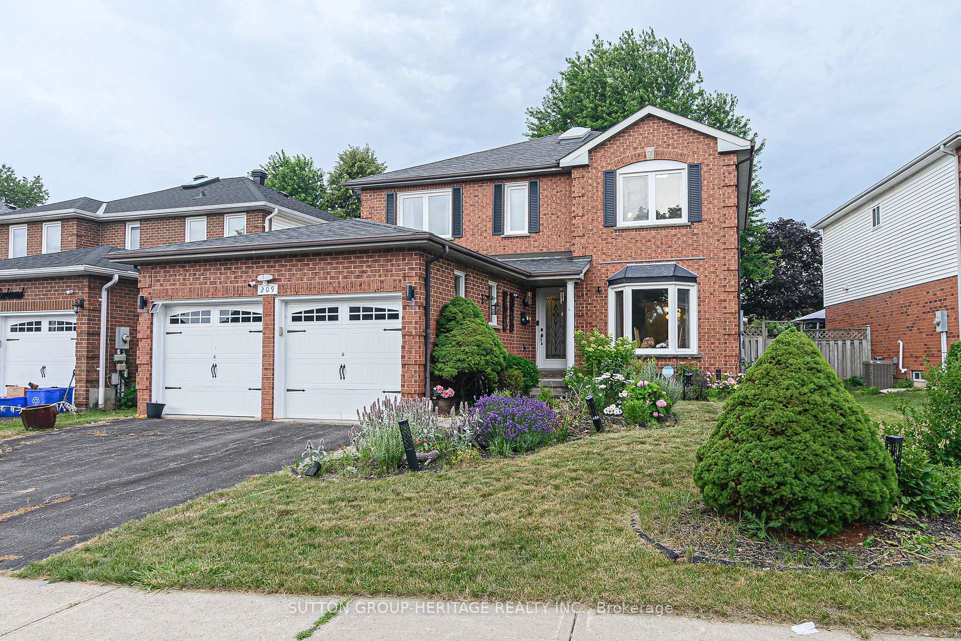 Photo 2 of 209 Bassett Boulevard, Whitby, Pringle Creek — HOMEH