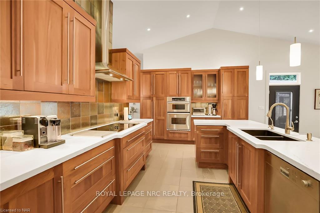 Photo 10 of 16 Spring Garden Boulevard, St. Catharines, Lakeshore — HOMEH