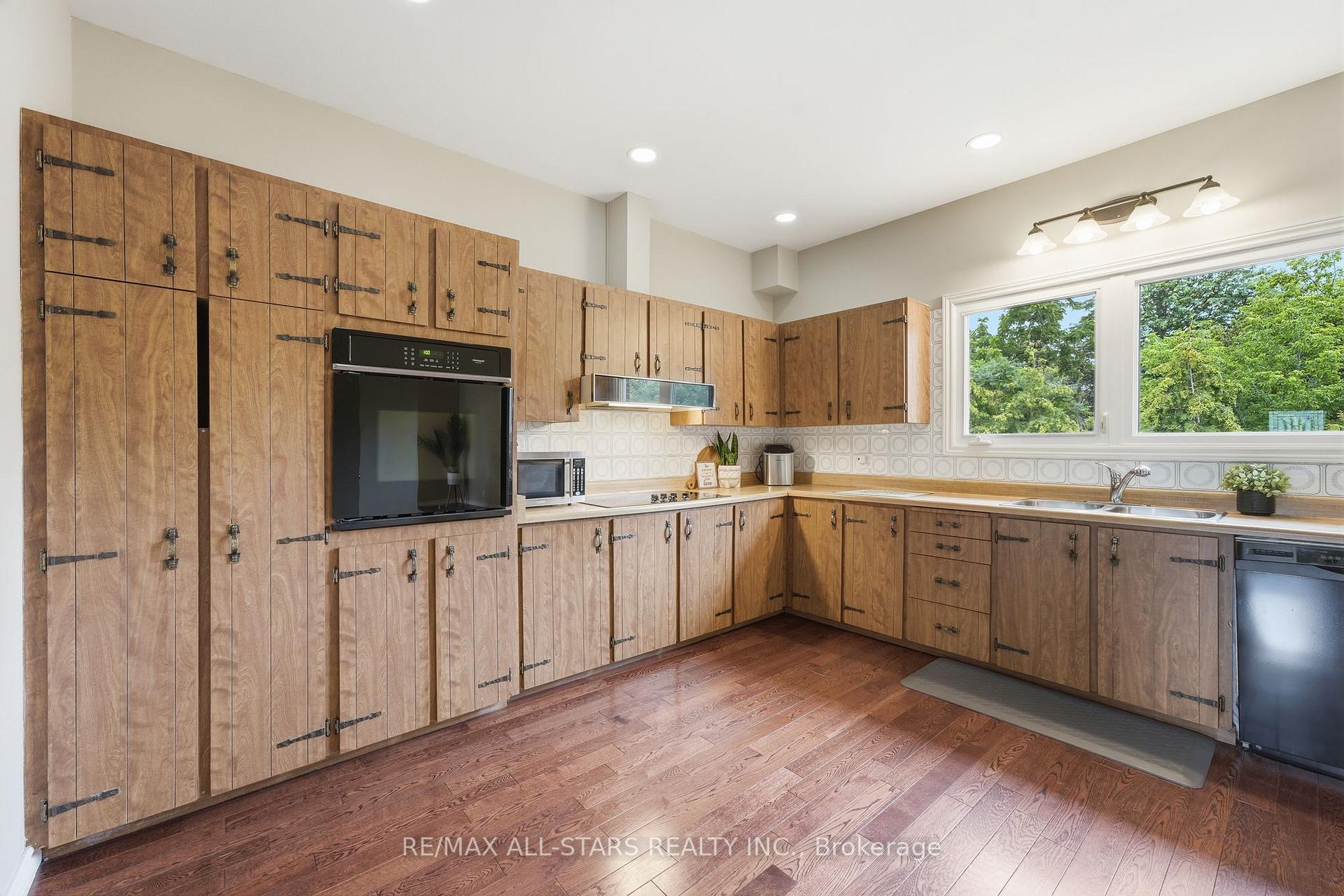 Photo 23 of 463 Riverdale Road, Brock, Beaverton — HOMEH