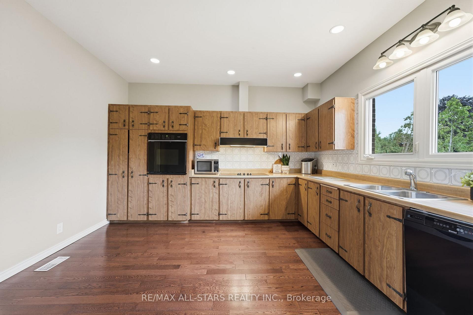 Photo 24 of 463 Riverdale Road, Brock, Beaverton — HOMEH