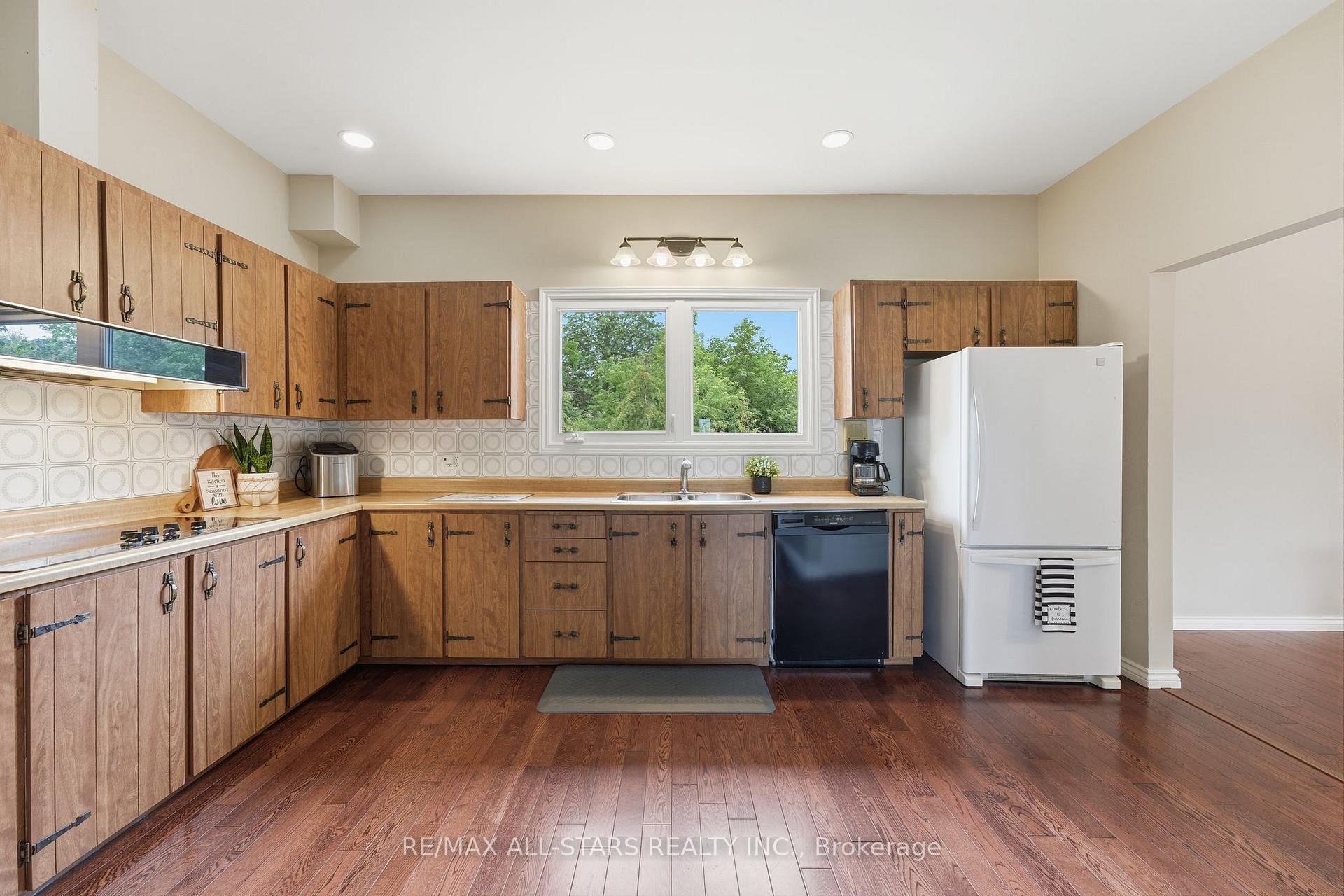 Photo 25 of 463 Riverdale Road, Brock, Beaverton — HOMEH