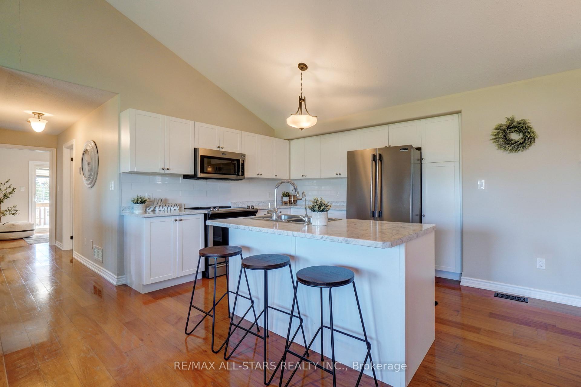 Photo 12 of 14 Laurent Boulevard, Kawartha Lakes, Lindsay — HOMEH