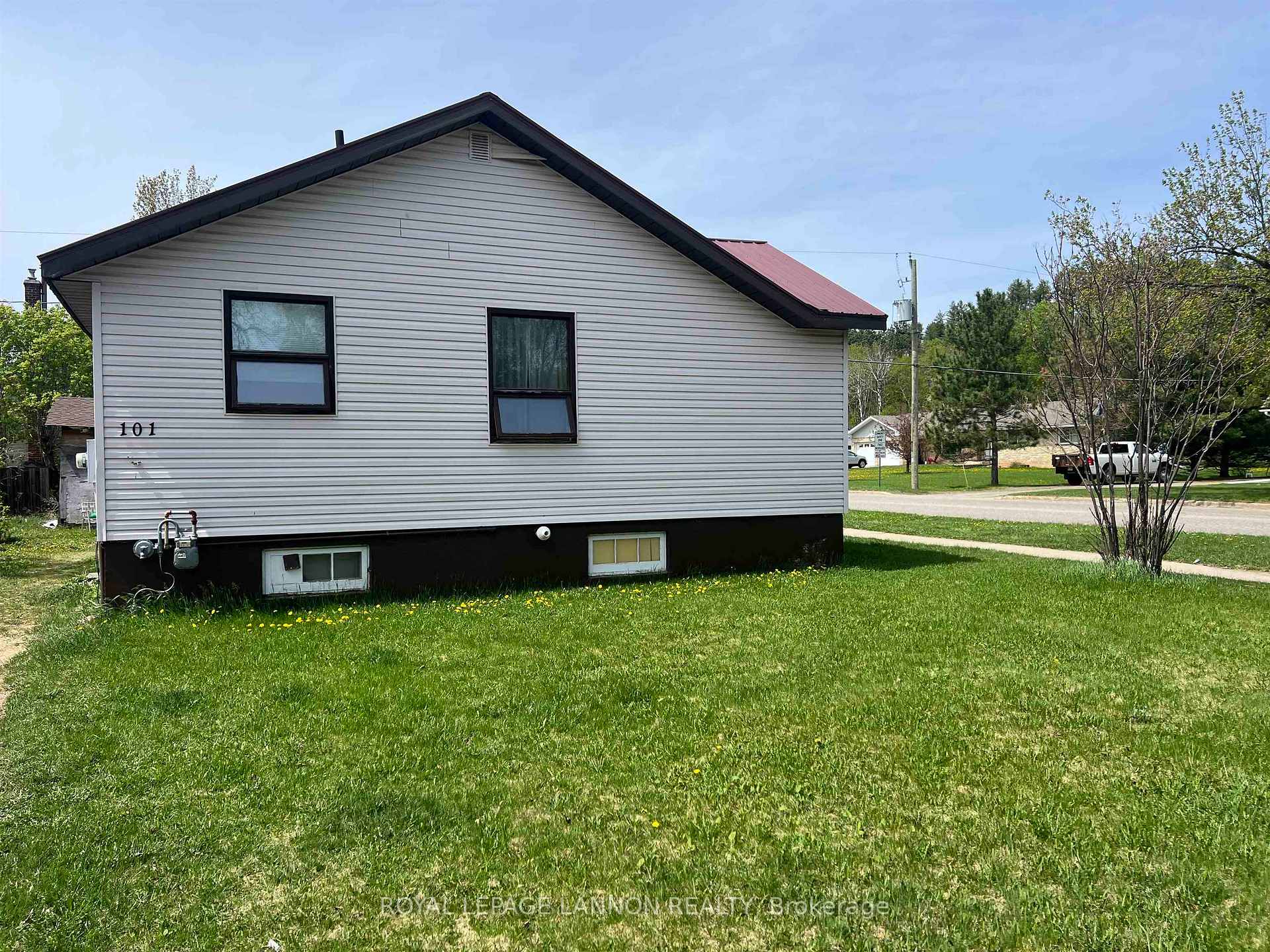 Photo 2 of 101 Pine Crescent, Atikokan — HOMEH