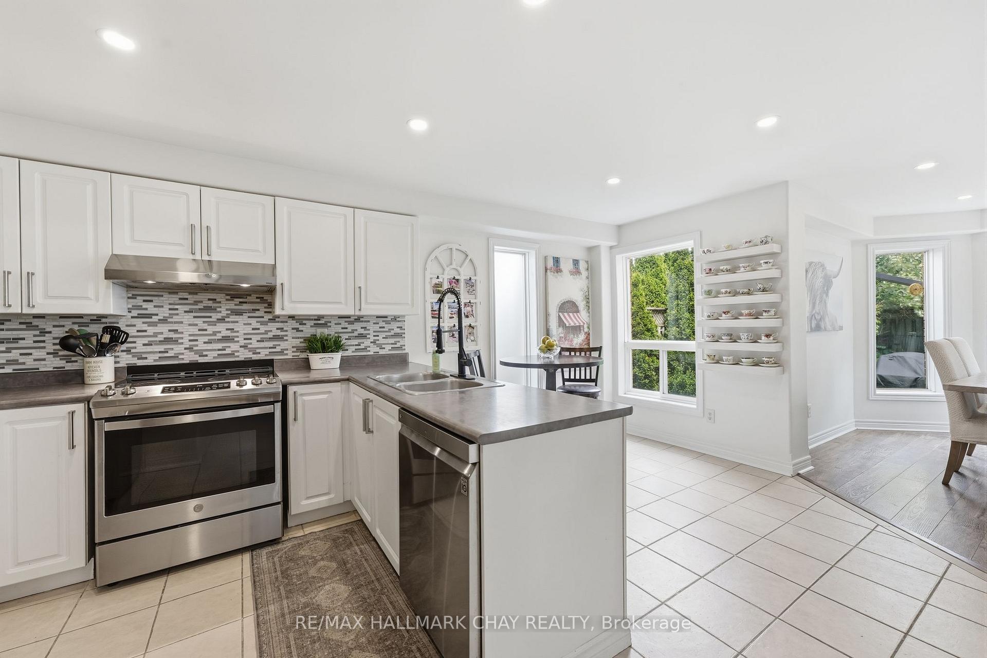 Photo 10 of 228 Wessenger Drive, Barrie, North Shore — HOMEH