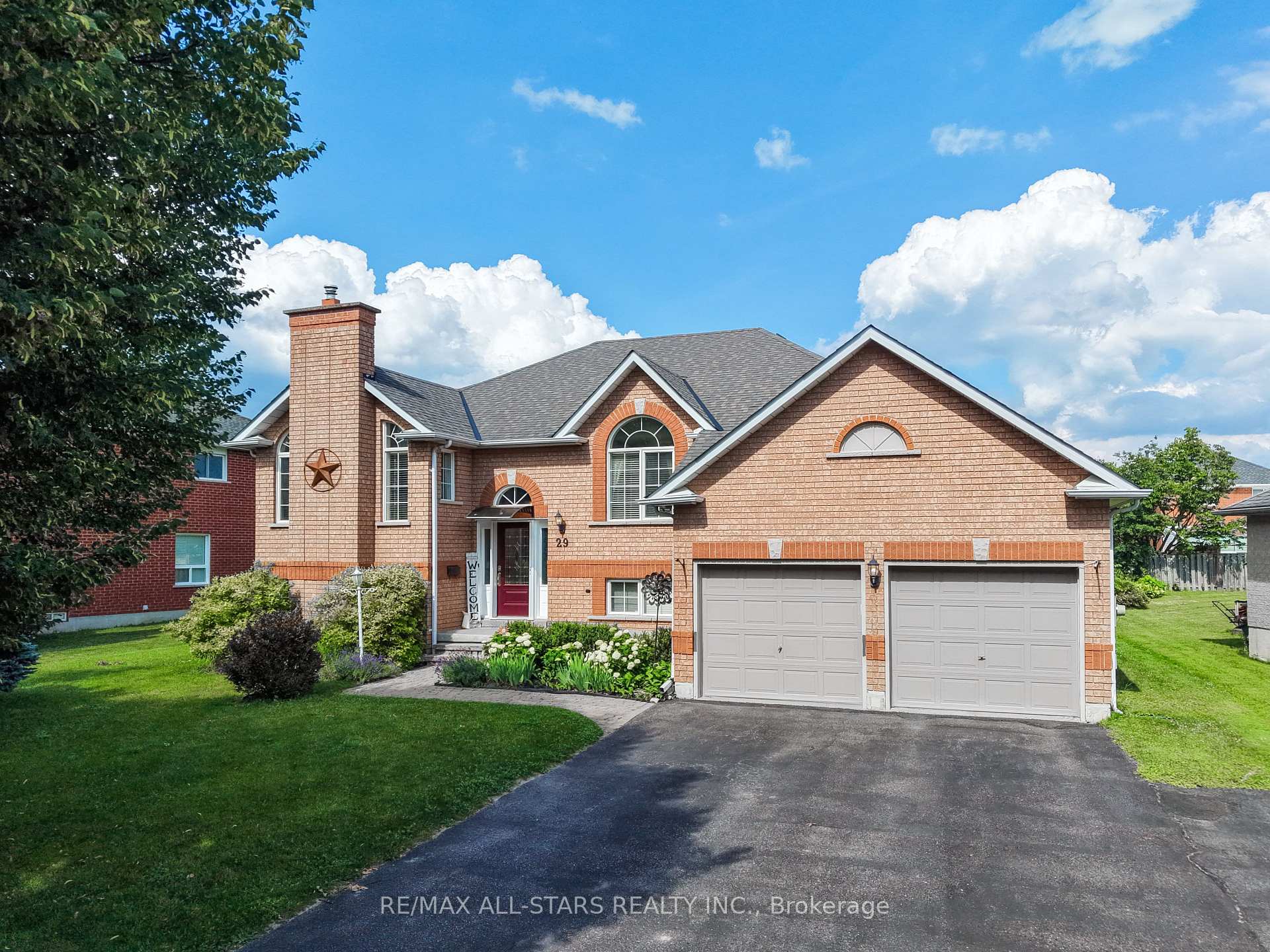 Photo 1 of 29 Fourth Avenue N, Uxbridge — HOMEH