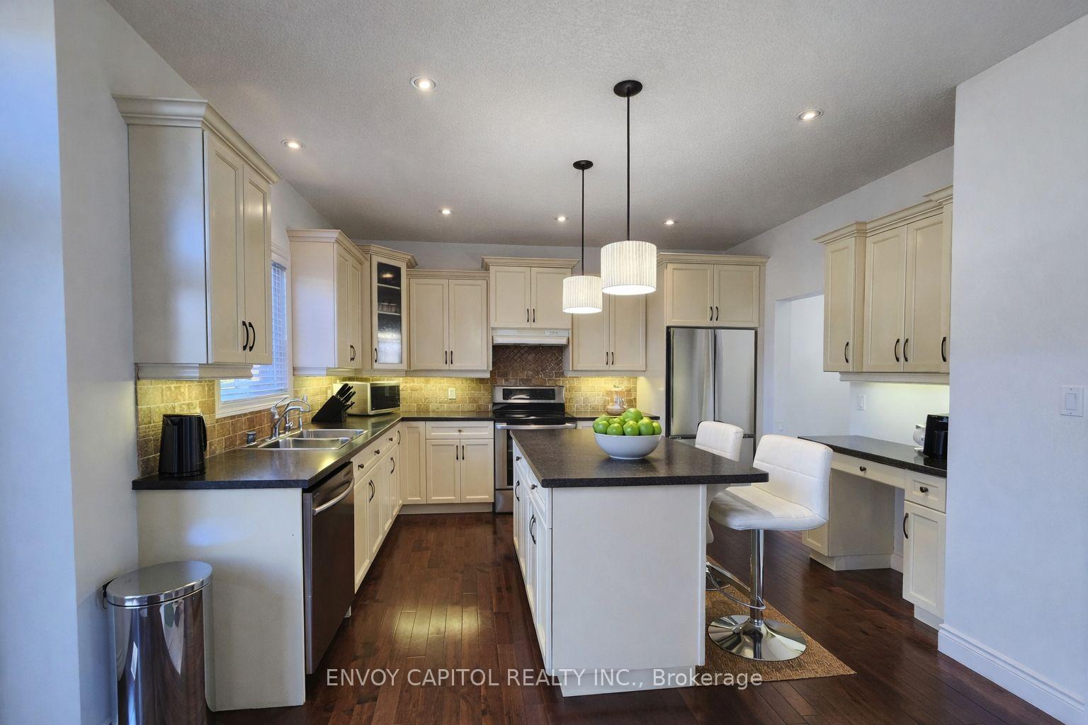 Photo 6 of 402 Palamino Place, Waterloo, Lexington — HOMEH
