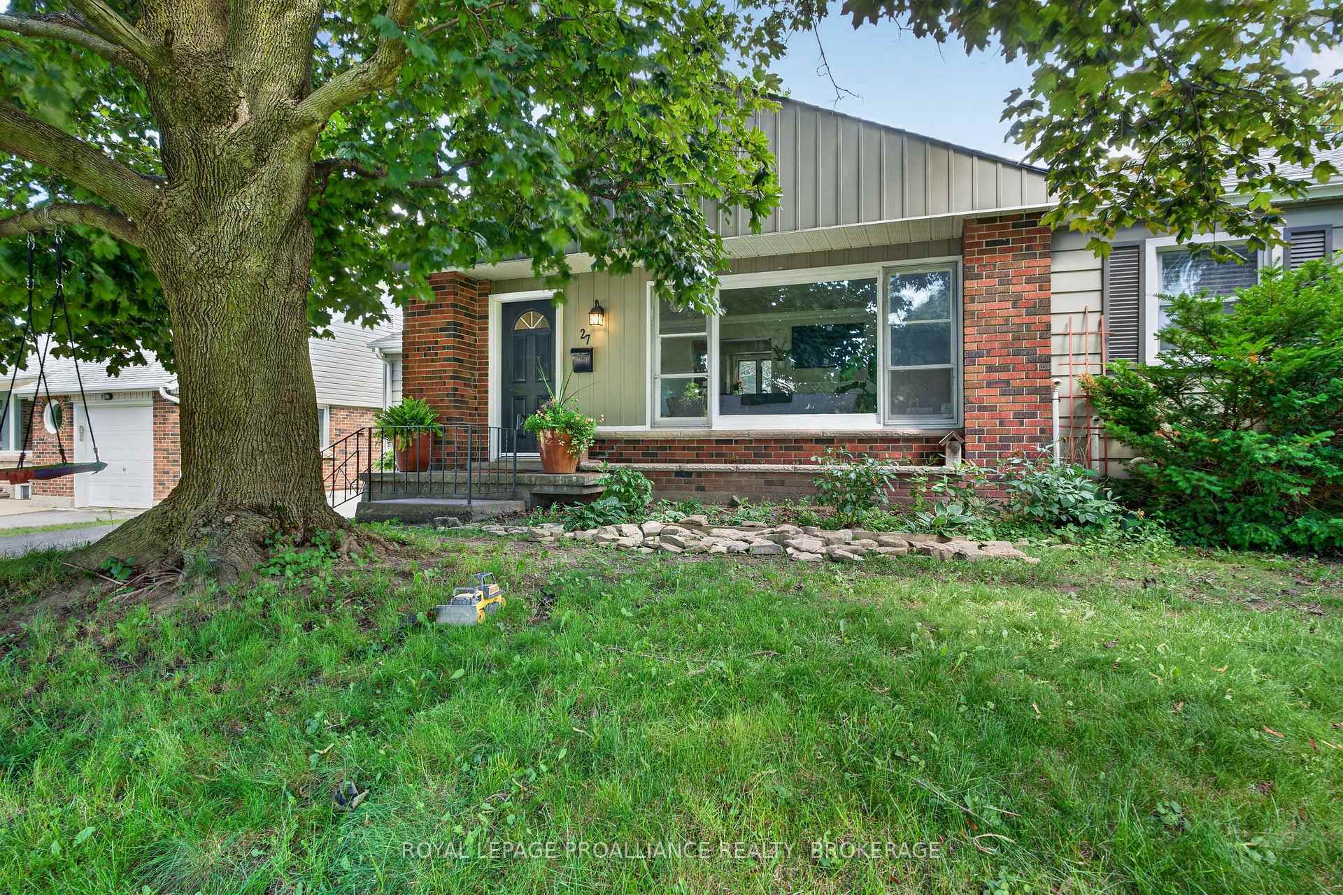 Photo 2 of 27 Elizabeth Avenue, Kingston, West of Sir John A. Blvd — HOMEH