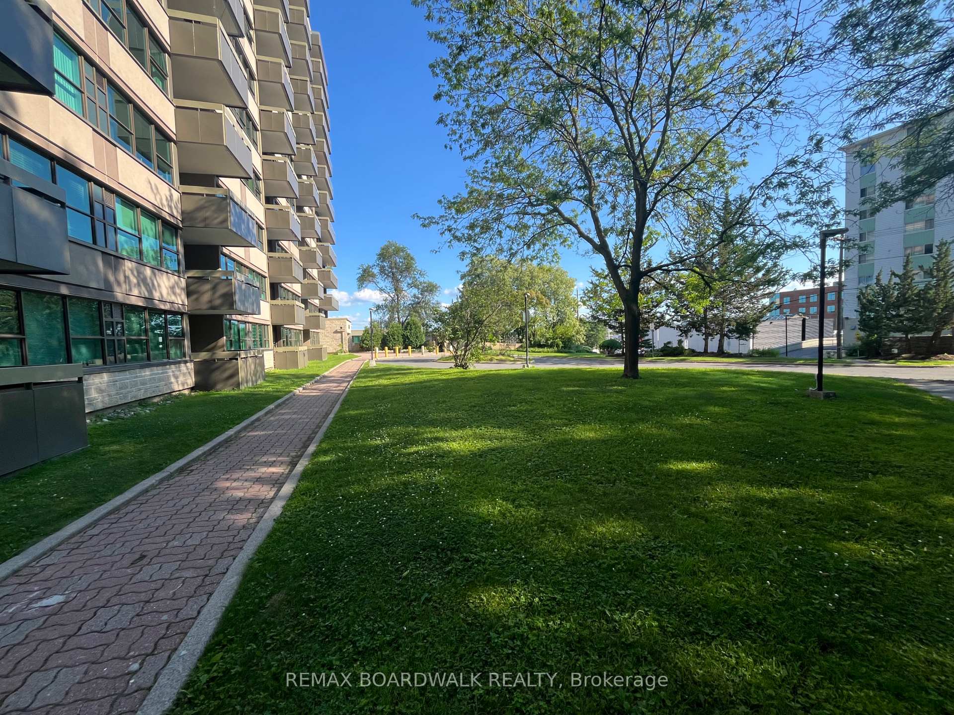 Photo 3 of Unit 407, 555 Brittany Drive, Ottawa, Viscount Alexander Park — HOMEH