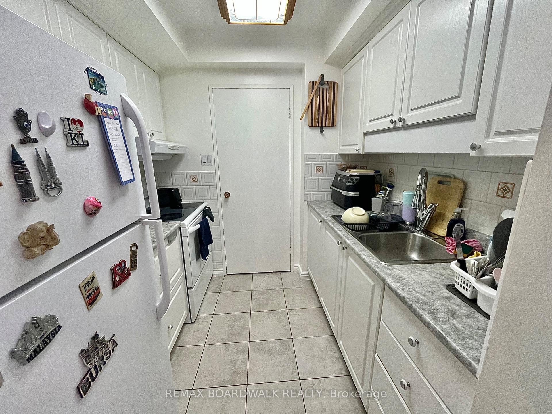 Photo 4 of Unit 407, 555 Brittany Drive, Ottawa, Viscount Alexander Park — HOMEH
