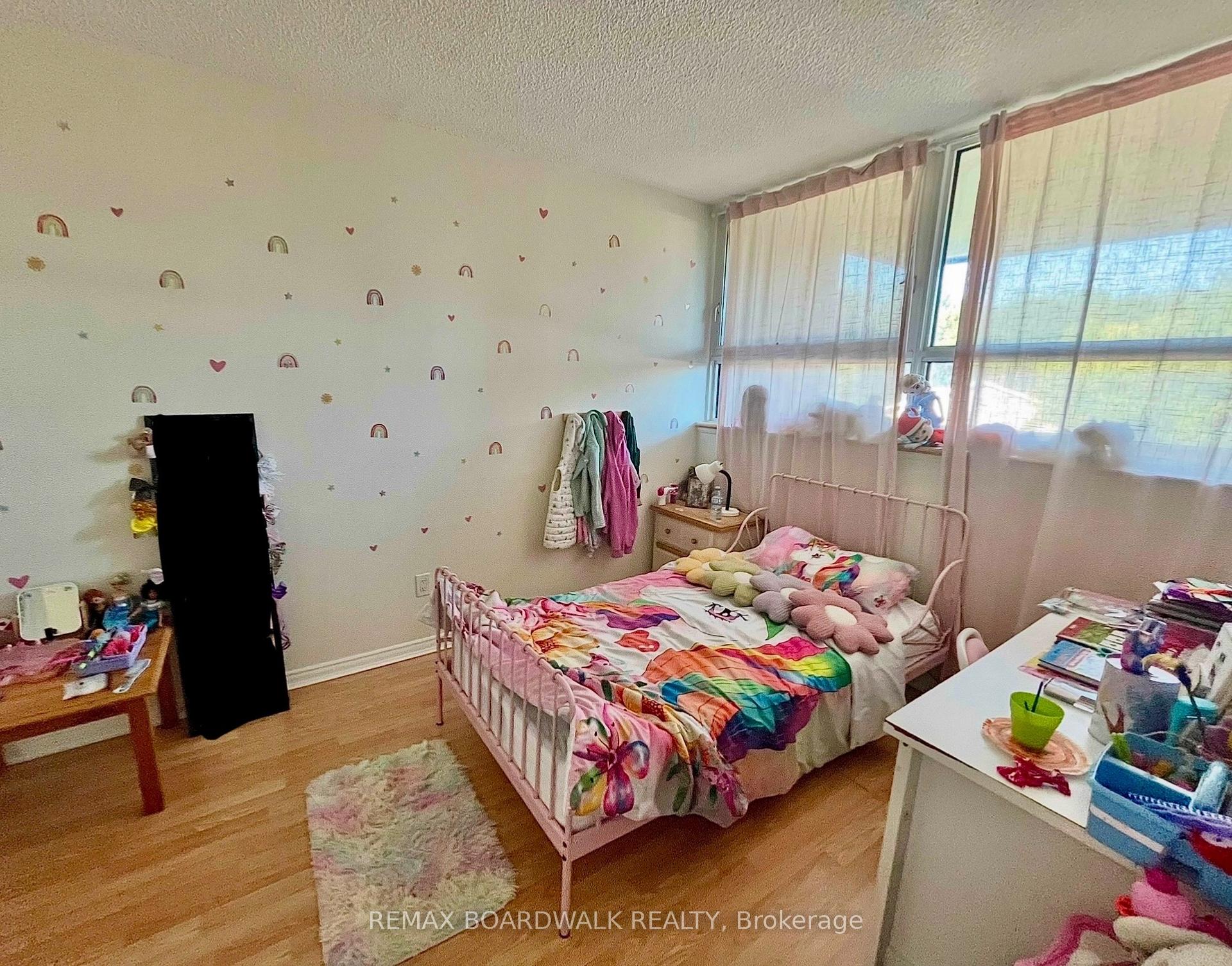 Photo 8 of Unit 407, 555 Brittany Drive, Ottawa, Viscount Alexander Park — HOMEH