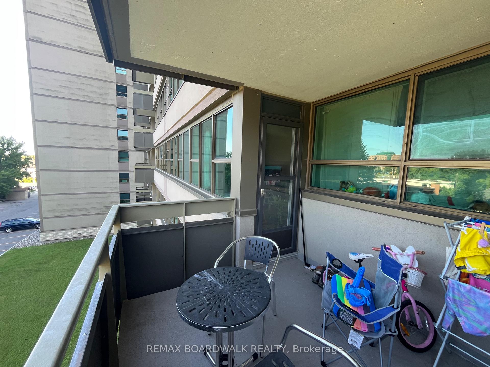 Photo 12 of Unit 407, 555 Brittany Drive, Ottawa, Viscount Alexander Park — HOMEH