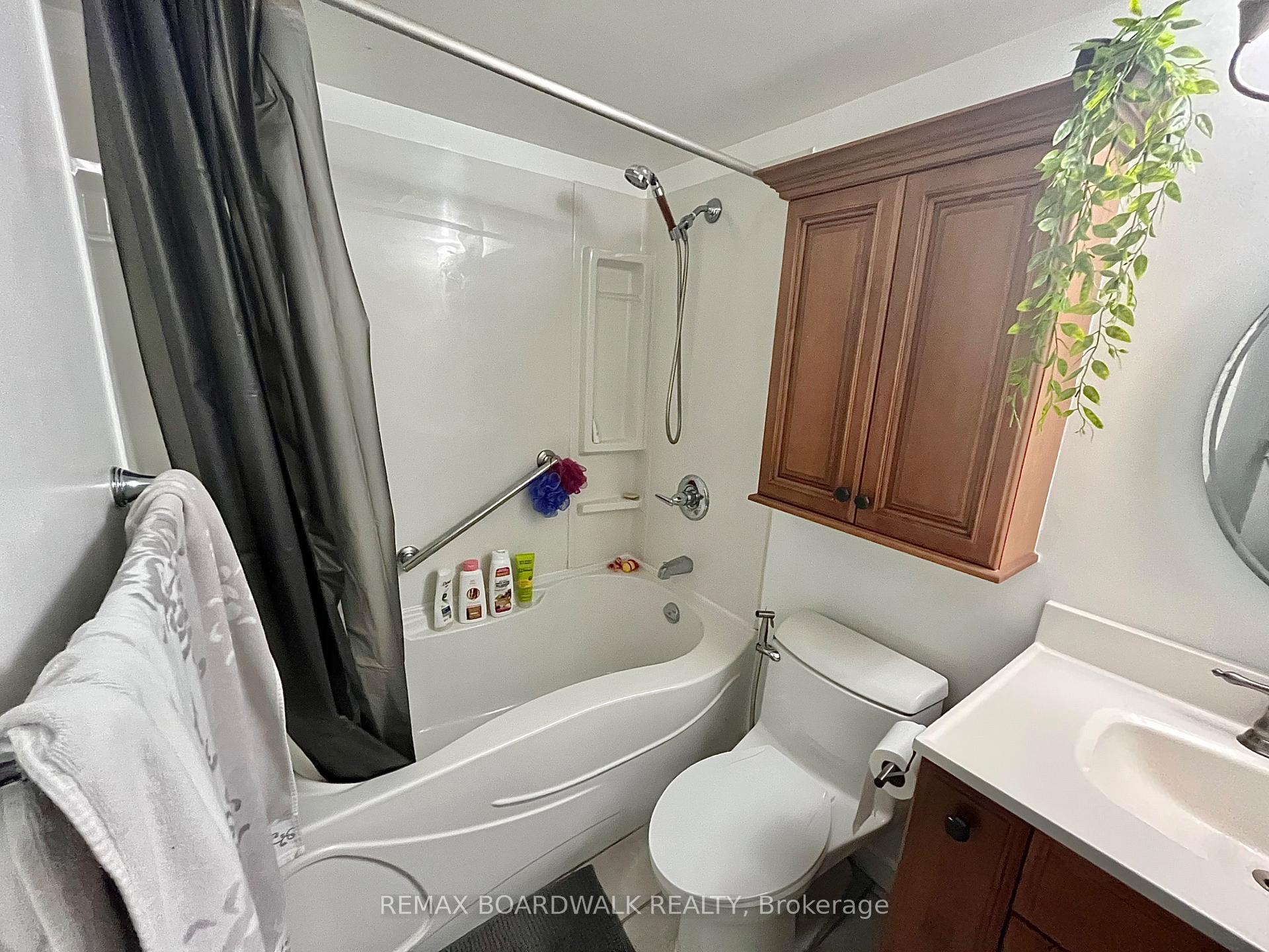 Photo 16 of Unit 407, 555 Brittany Drive, Ottawa, Viscount Alexander Park — HOMEH