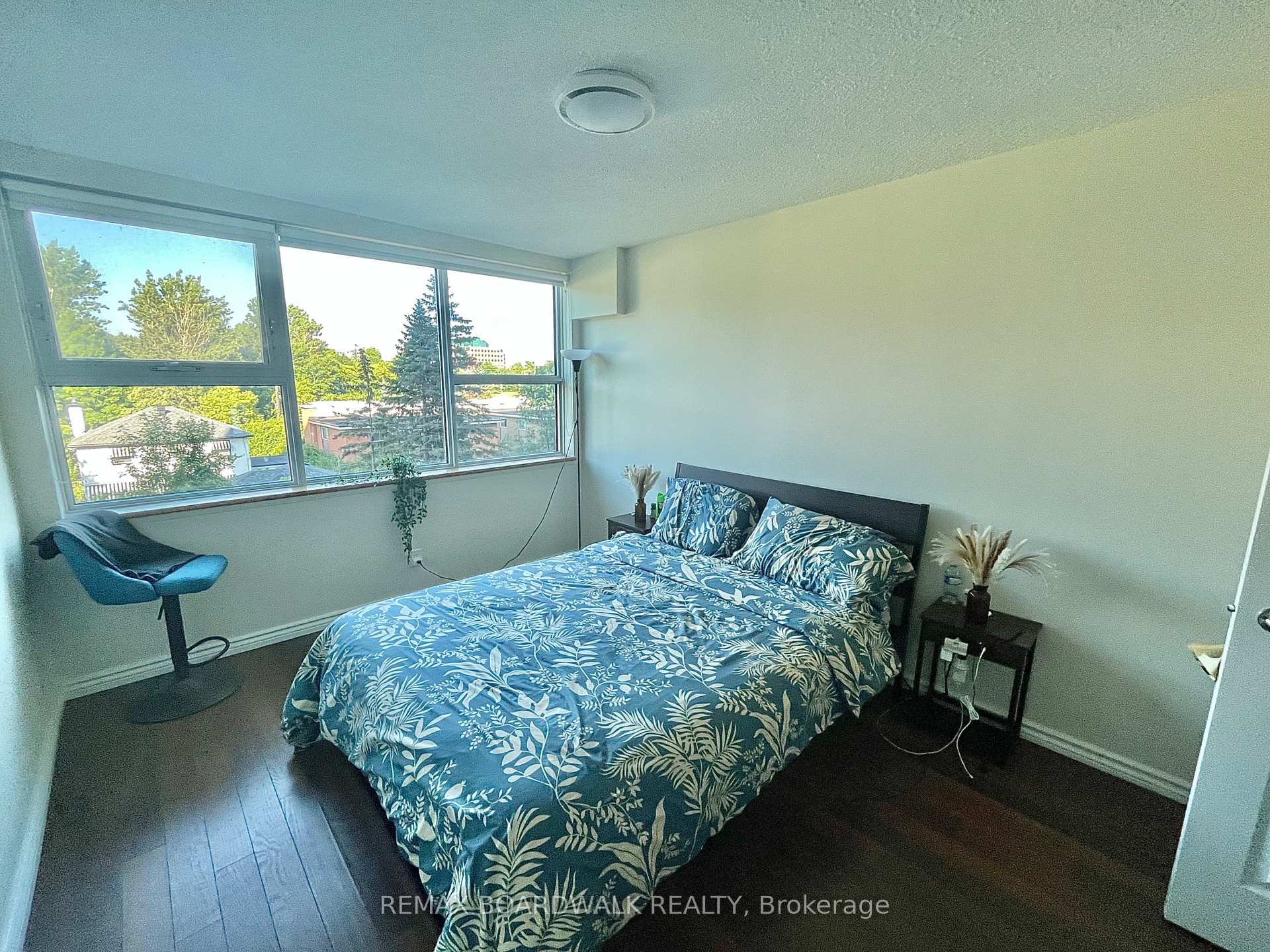 Photo 5 of Unit 407, 555 Brittany Drive, Ottawa, Viscount Alexander Park — HOMEH