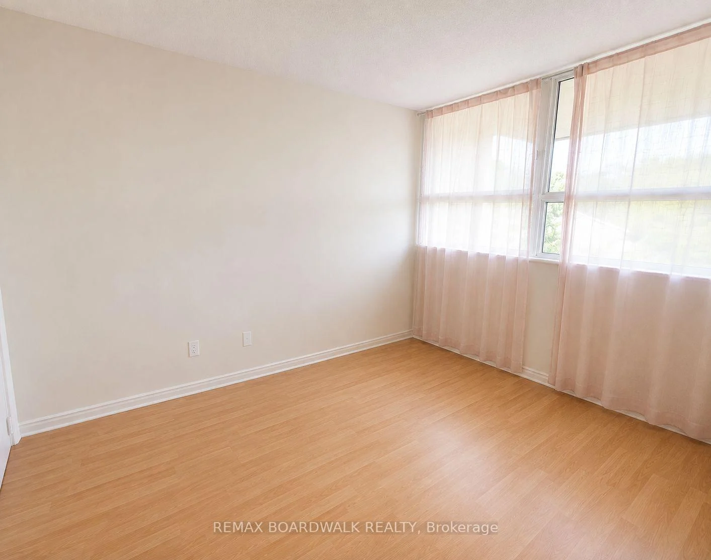 Photo 9 of Unit 407, 555 Brittany Drive, Ottawa, Viscount Alexander Park — HOMEH
