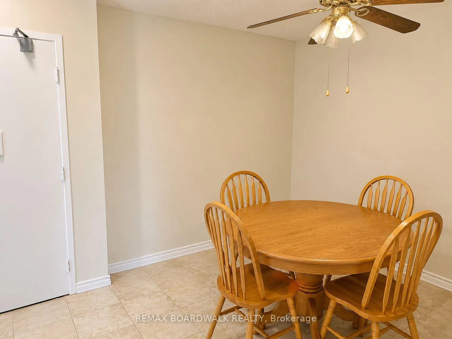 Photo 11 of Unit 407, 555 Brittany Drive, Ottawa, Viscount Alexander Park — HOMEH