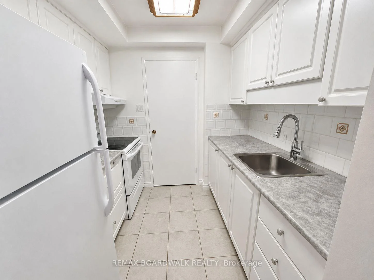 Photo 13 of Unit 407, 555 Brittany Drive, Ottawa, Viscount Alexander Park — HOMEH