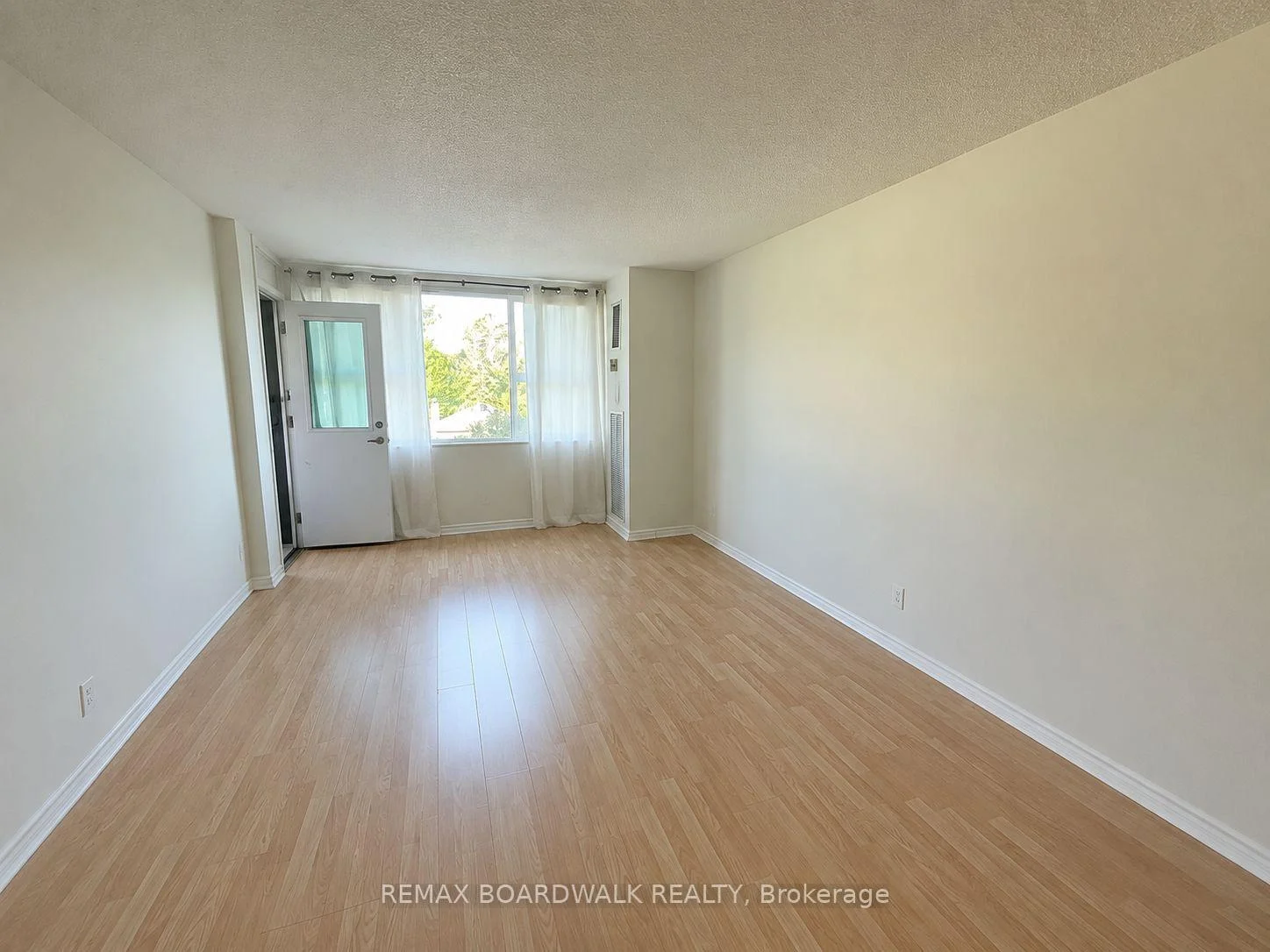 Photo 15 of Unit 407, 555 Brittany Drive, Ottawa, Viscount Alexander Park — HOMEH