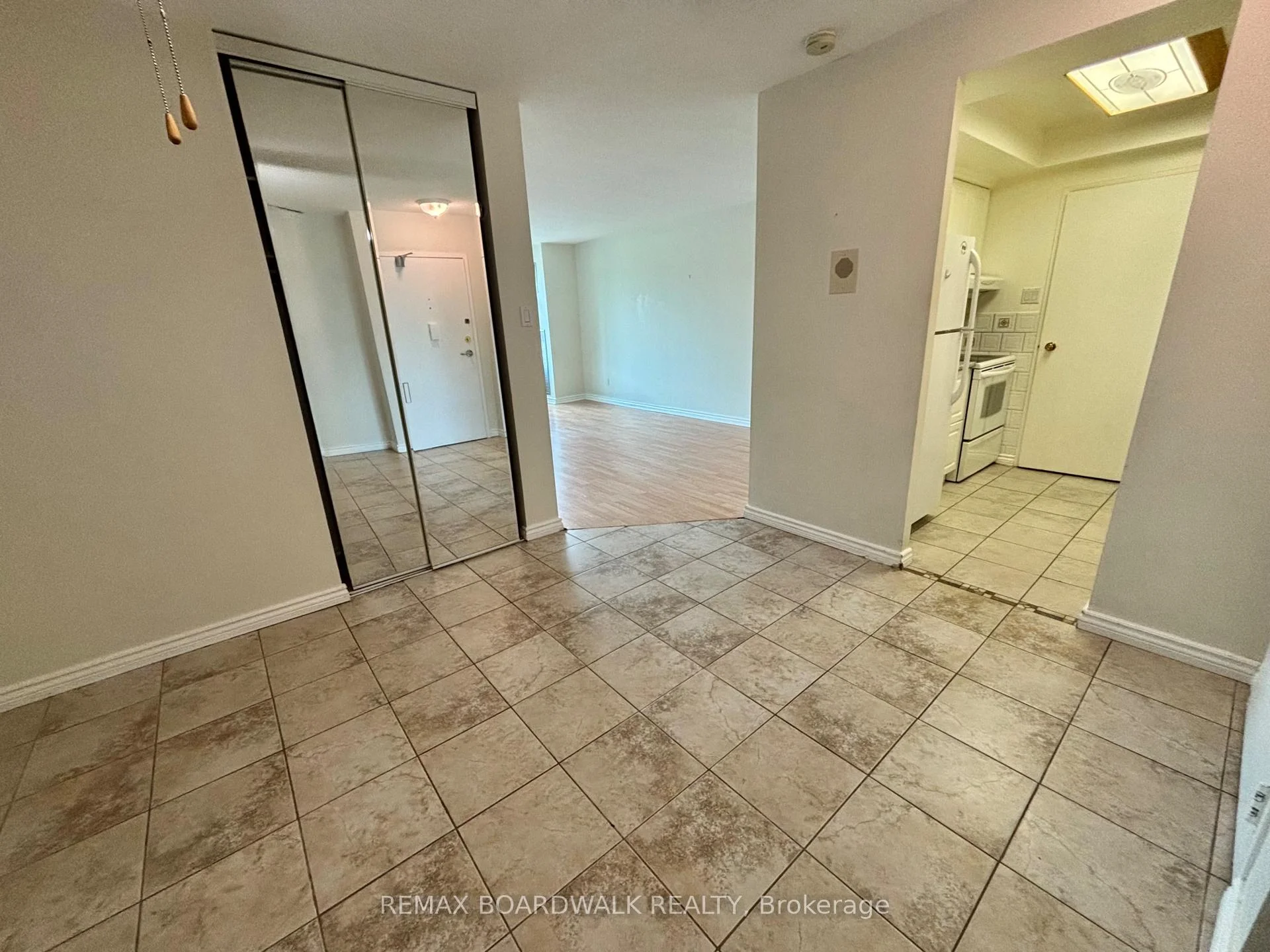 Photo 29 of Unit 407, 555 Brittany Drive, Ottawa, Viscount Alexander Park — HOMEH