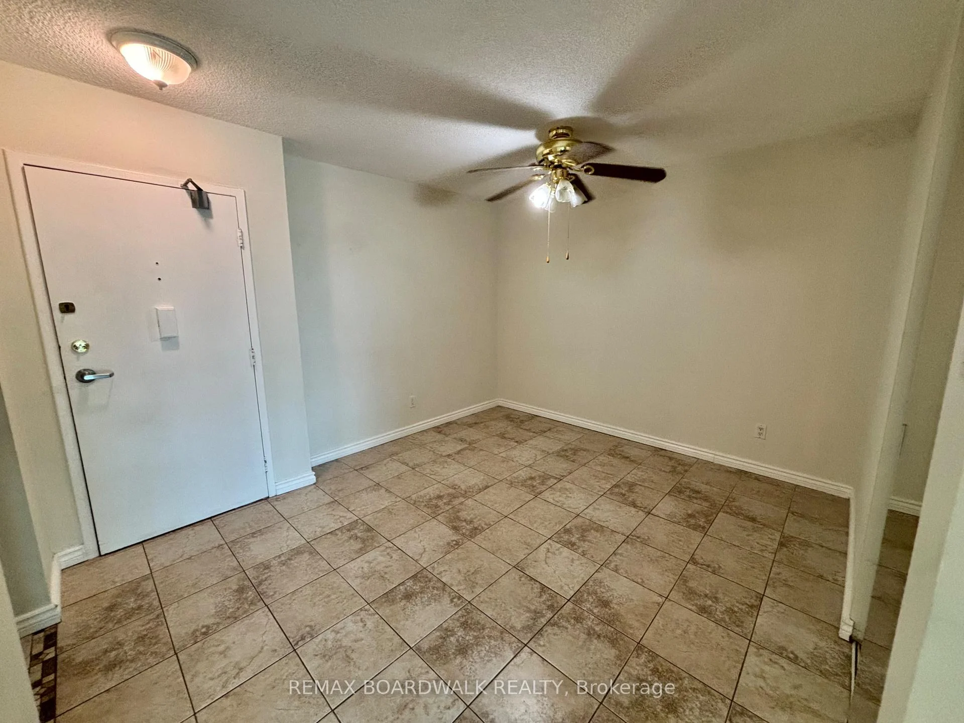 Photo 33 of Unit 407, 555 Brittany Drive, Ottawa, Viscount Alexander Park — HOMEH