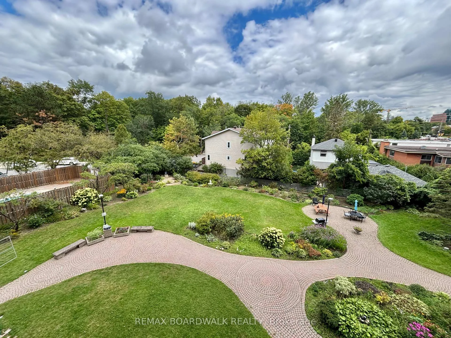 Photo 36 of Unit 407, 555 Brittany Drive, Ottawa, Viscount Alexander Park — HOMEH