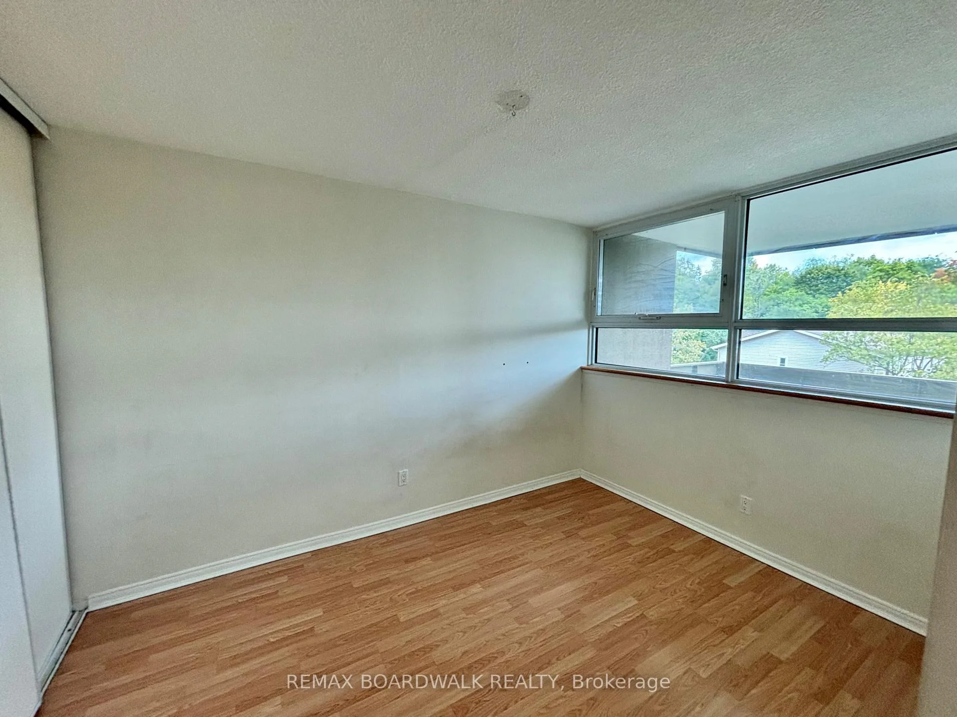 Photo 37 of Unit 407, 555 Brittany Drive, Ottawa, Viscount Alexander Park — HOMEH