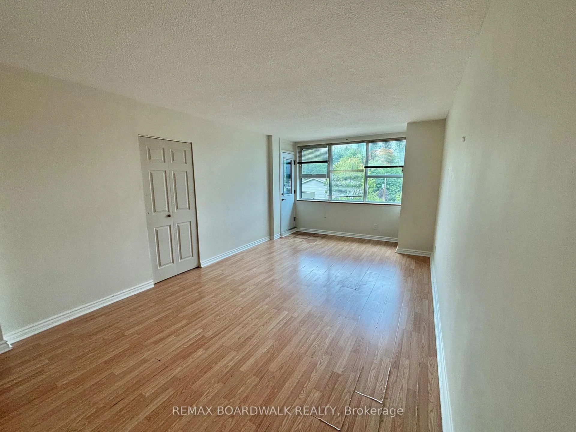 Photo 41 of Unit 407, 555 Brittany Drive, Ottawa, Viscount Alexander Park — HOMEH