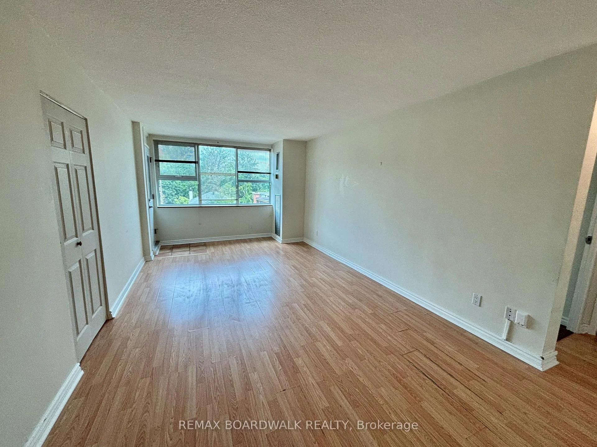 Photo 42 of Unit 407, 555 Brittany Drive, Ottawa, Viscount Alexander Park — HOMEH