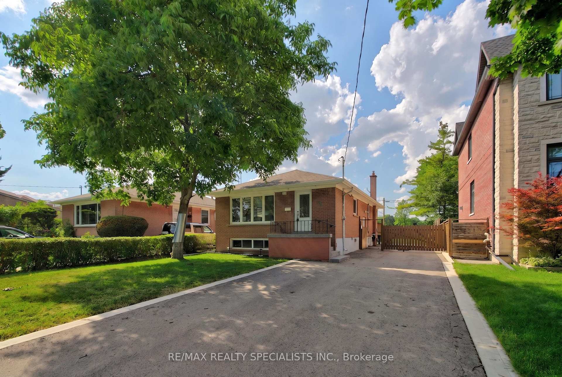 Photo 2 of 94 Eringate Drive, Etobicoke, Eringate-Centennial-West Deane — HOMEH