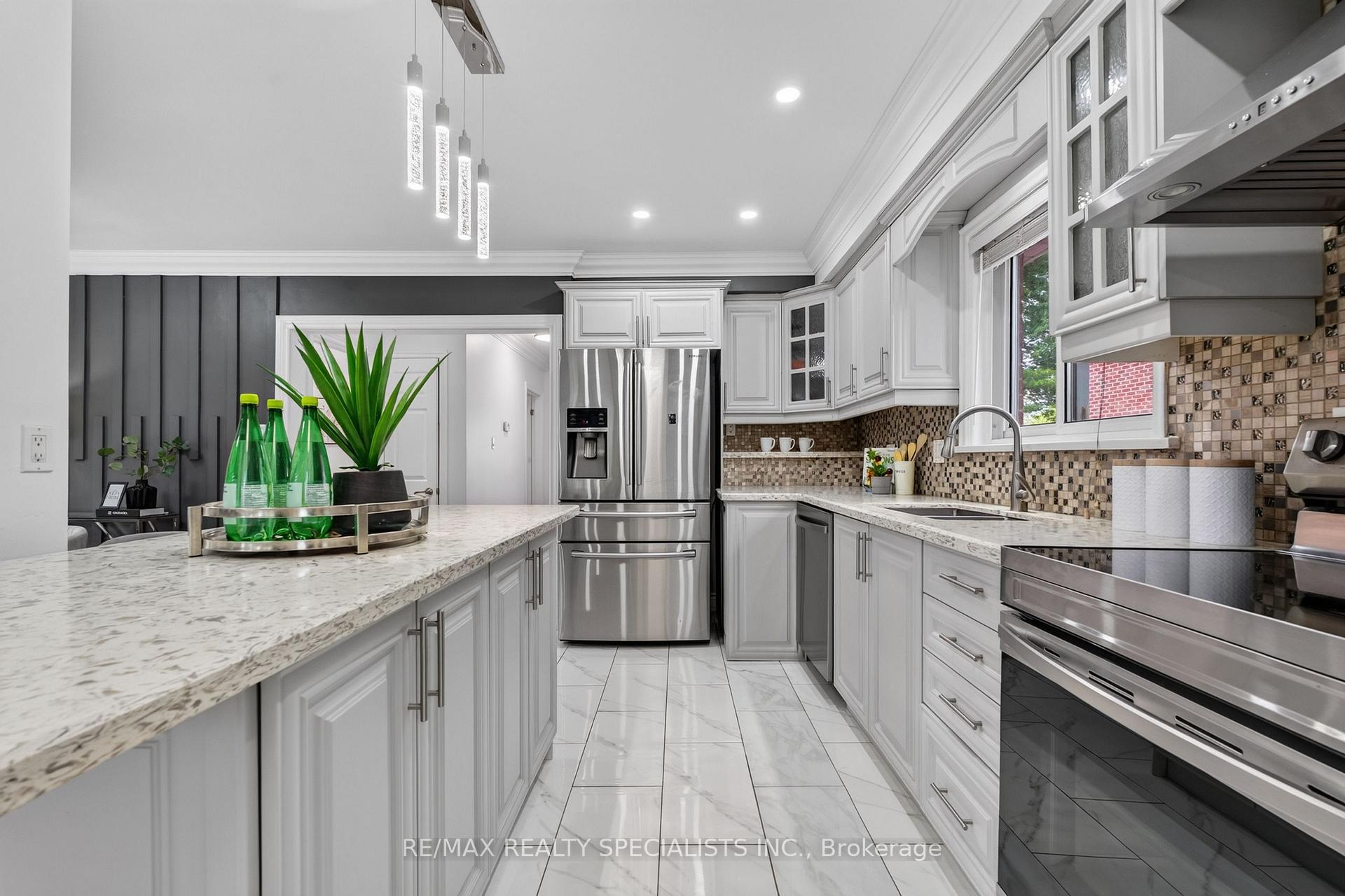 Photo 7 of 94 Eringate Drive, Etobicoke, Eringate-Centennial-West Deane — HOMEH