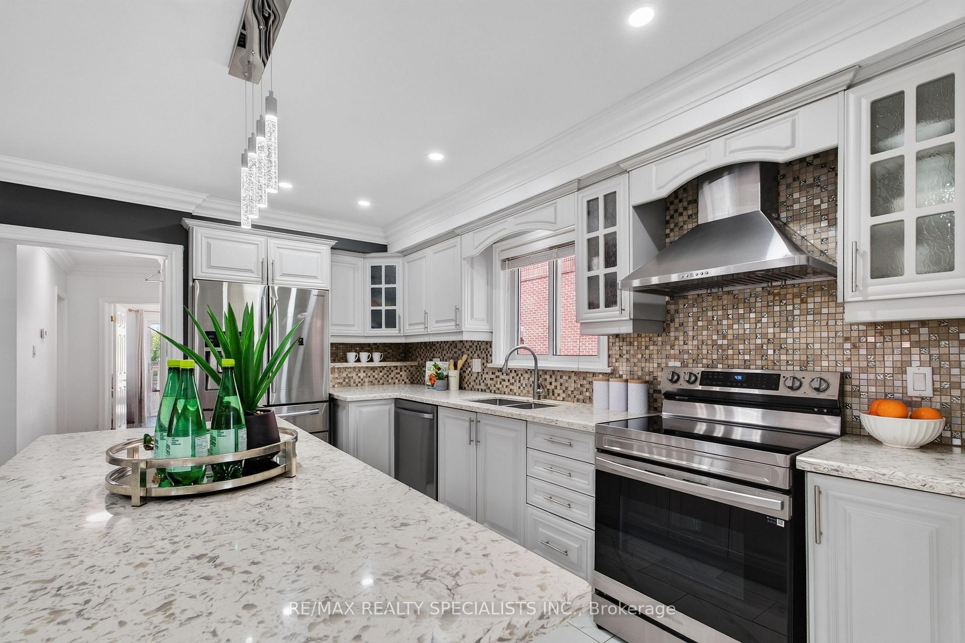Photo 16 of 94 Eringate Drive, Etobicoke, Eringate-Centennial-West Deane — HOMEH