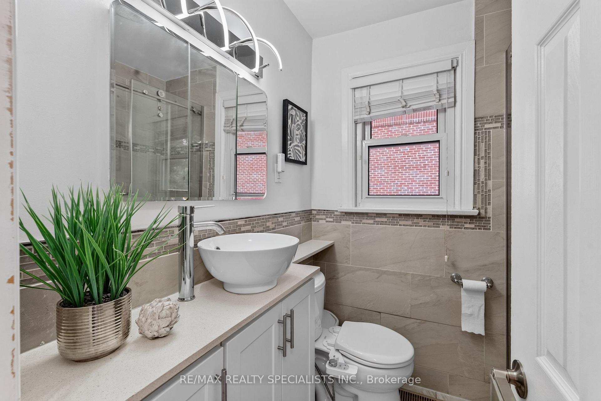 Photo 17 of 94 Eringate Drive, Etobicoke, Eringate-Centennial-West Deane — HOMEH