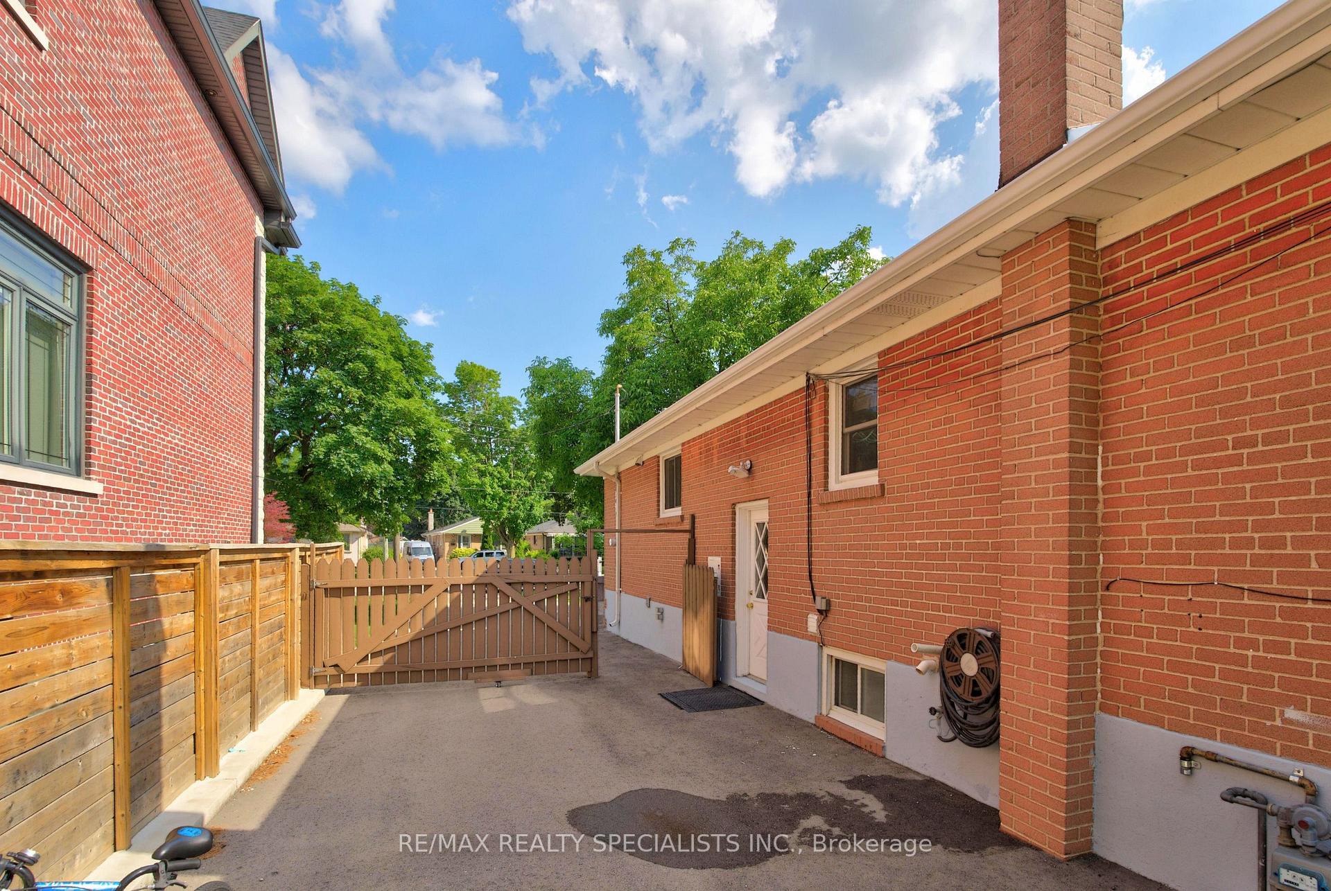 Photo 37 of 94 Eringate Drive, Etobicoke, Eringate-Centennial-West Deane — HOMEH