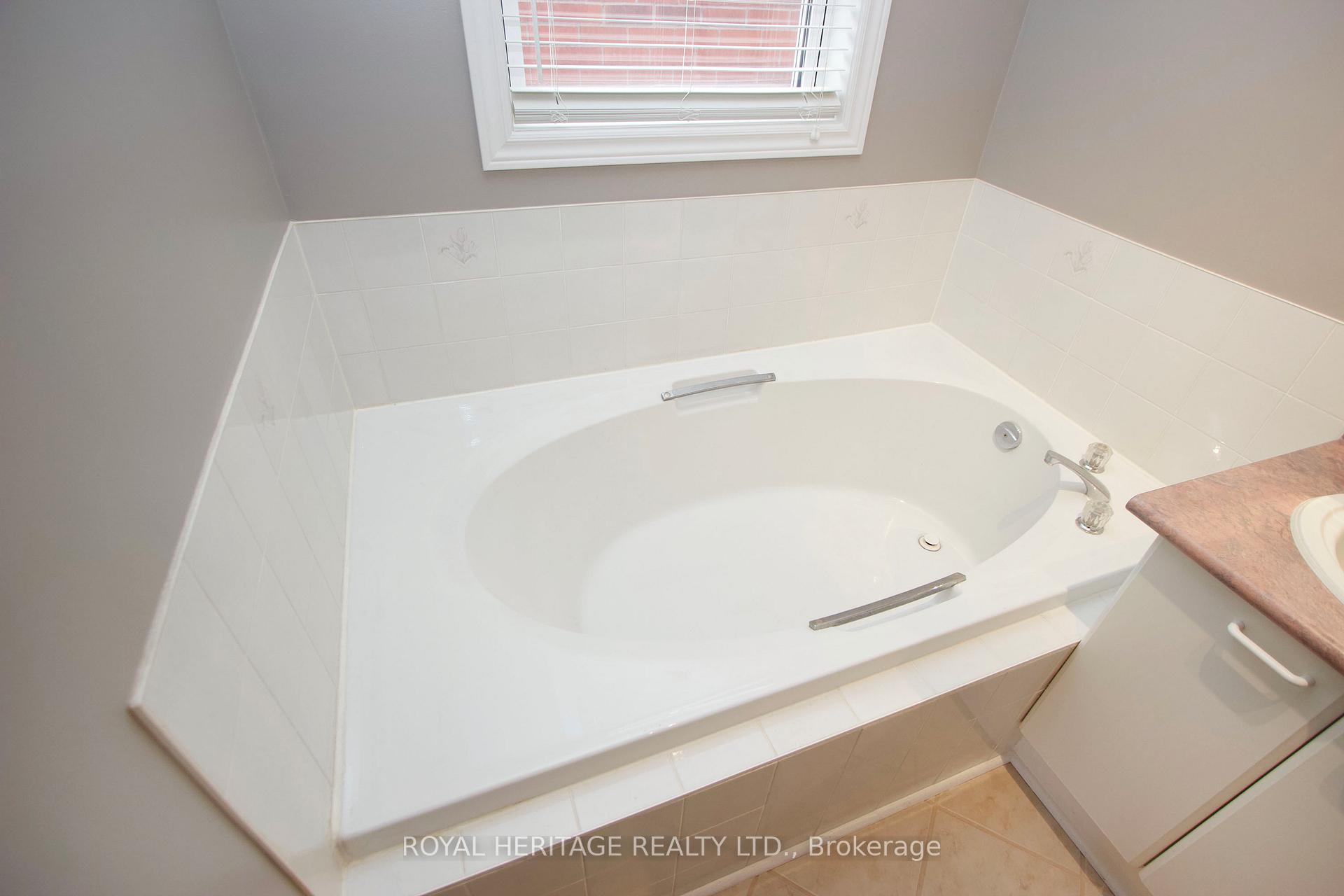 Photo 12 of 92 Booth Crescent, Ajax, Central — HOMEH