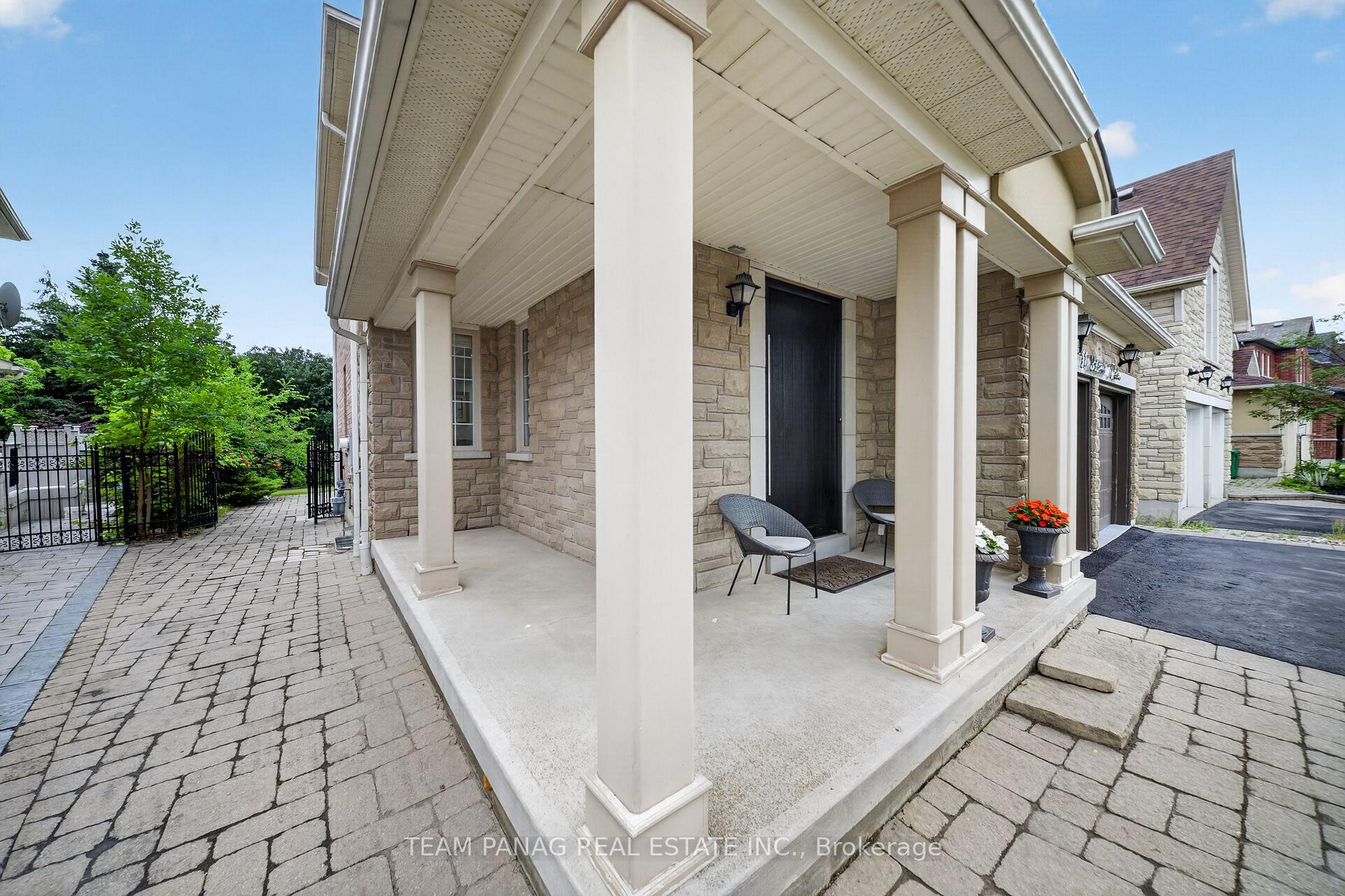Photo 4 of 11 Belleville Drive, Brampton, Vales of Castlemore North — HOMEH