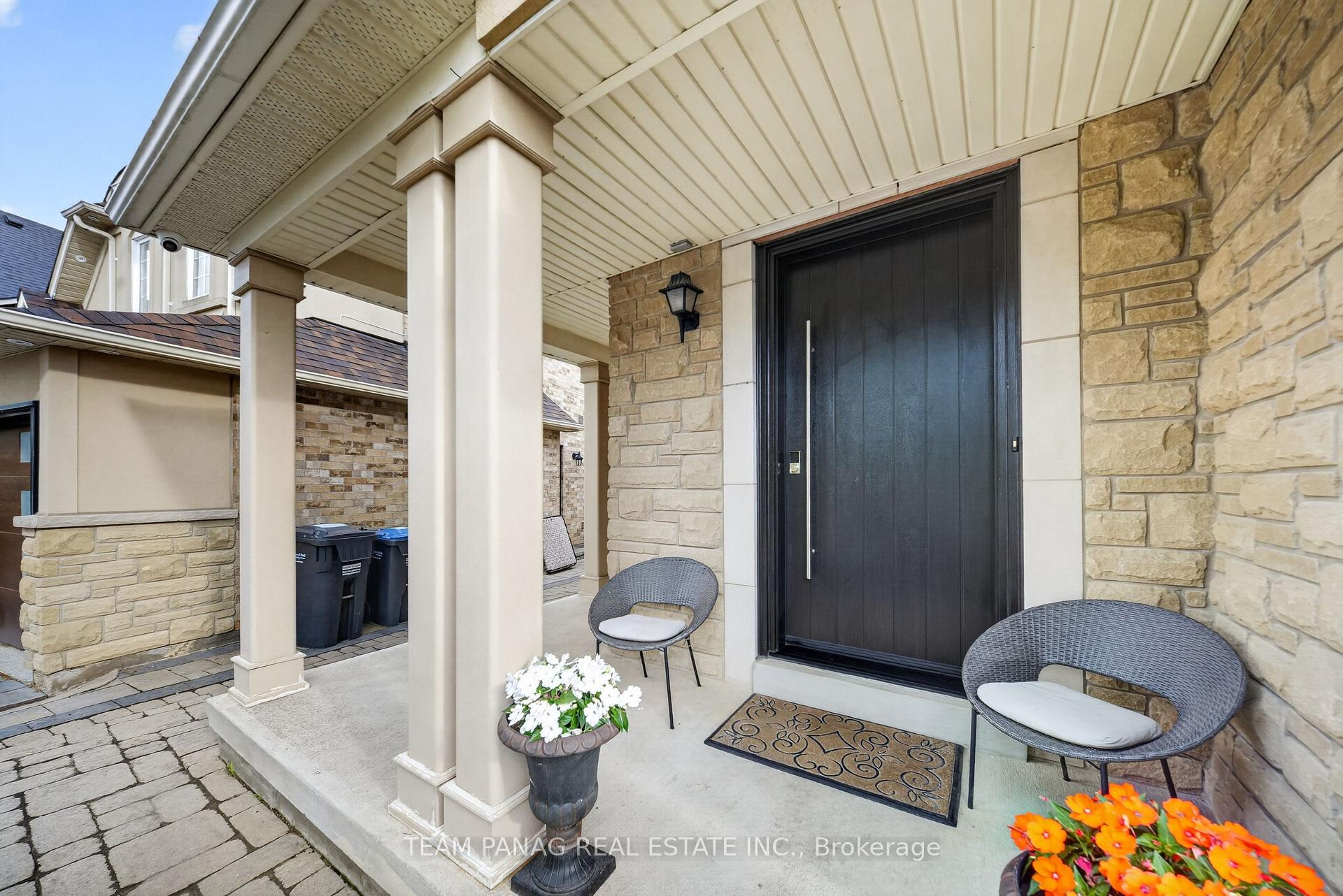 Photo 5 of 11 Belleville Drive, Brampton, Vales of Castlemore North — HOMEH