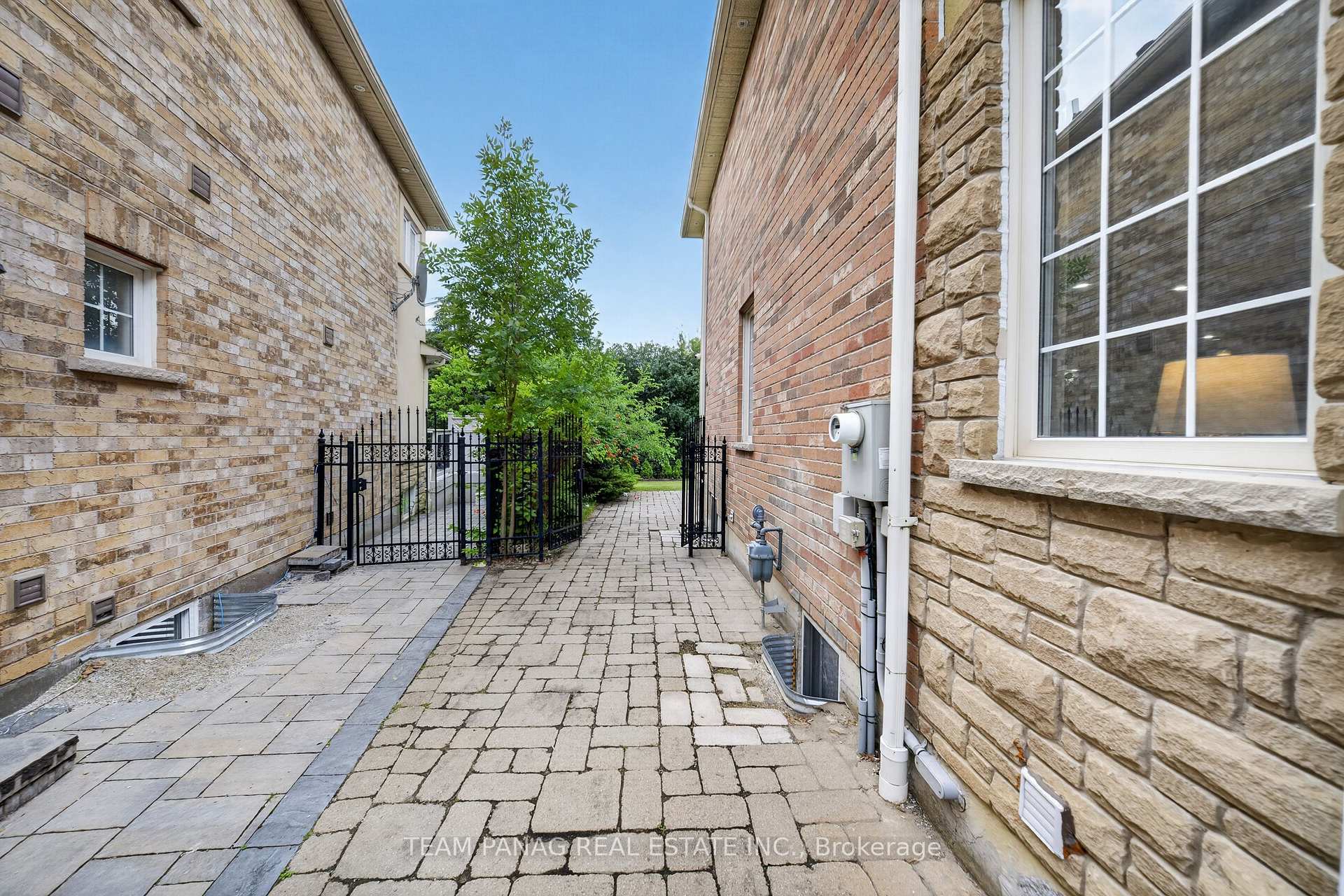 Photo 6 of 11 Belleville Drive, Brampton, Vales of Castlemore North — HOMEH