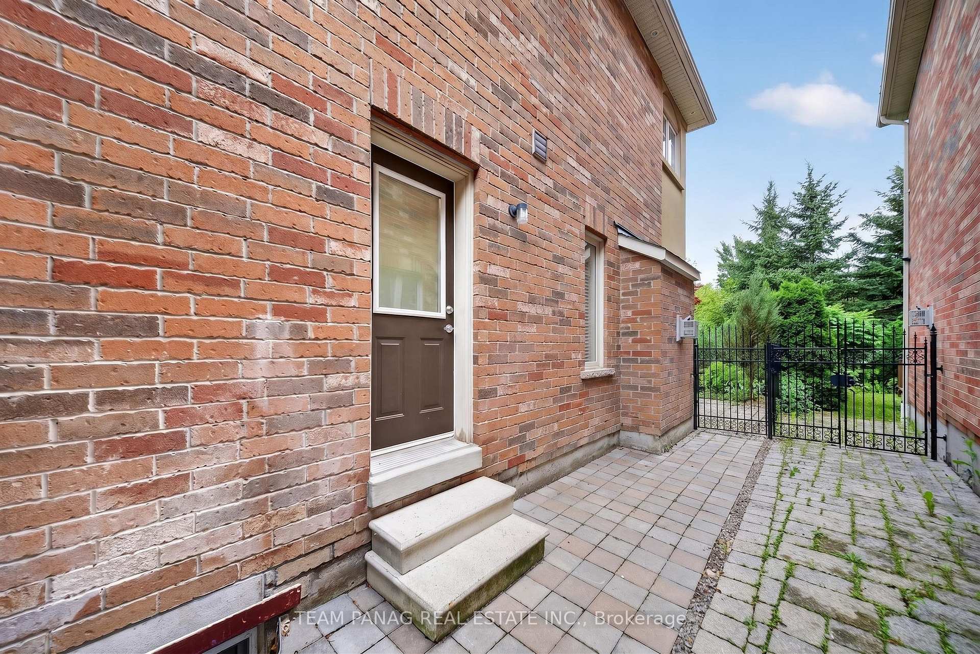 Photo 7 of 11 Belleville Drive, Brampton, Vales of Castlemore North — HOMEH